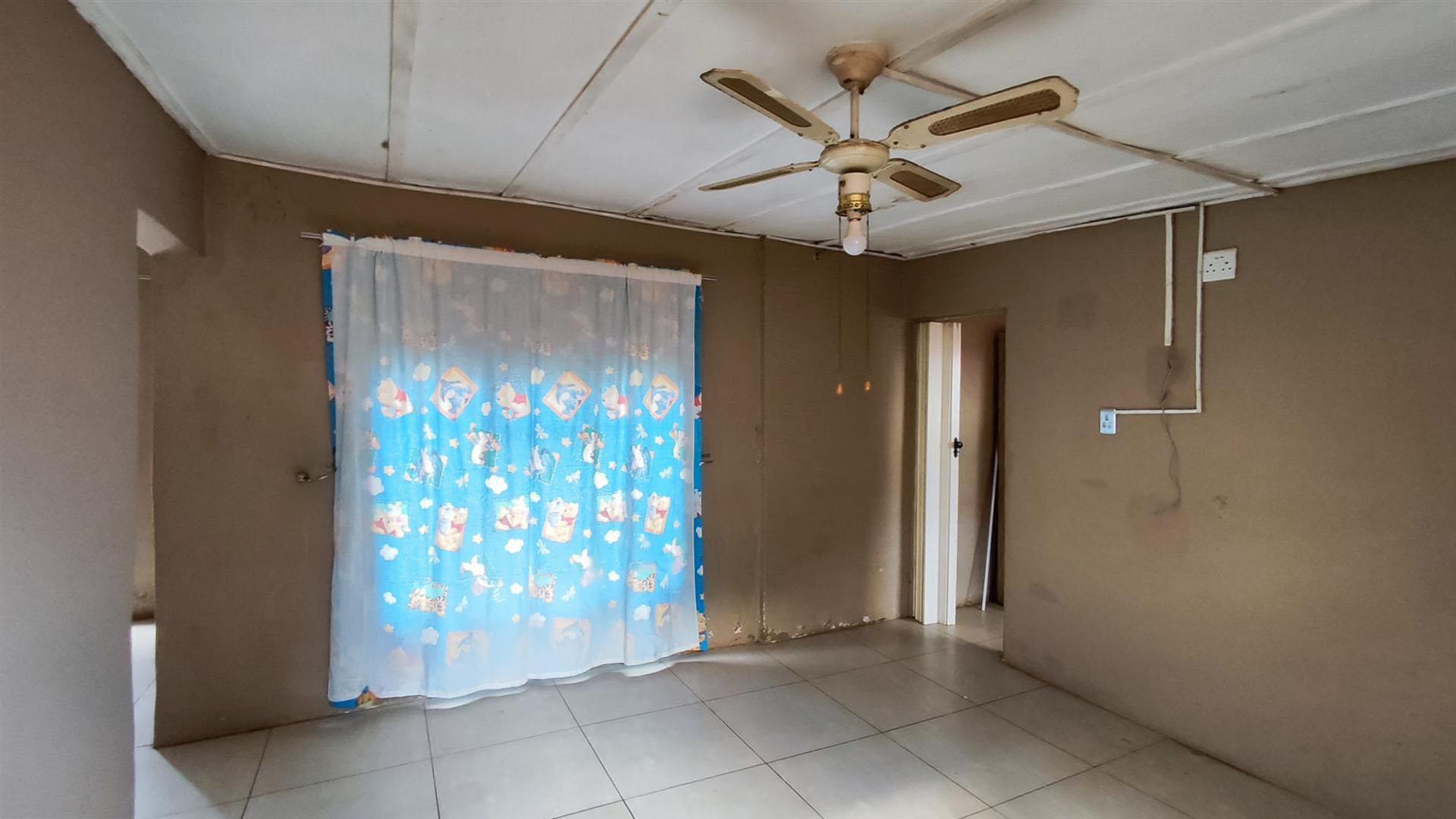 Lounges - 42 square meters of property in Minnebron