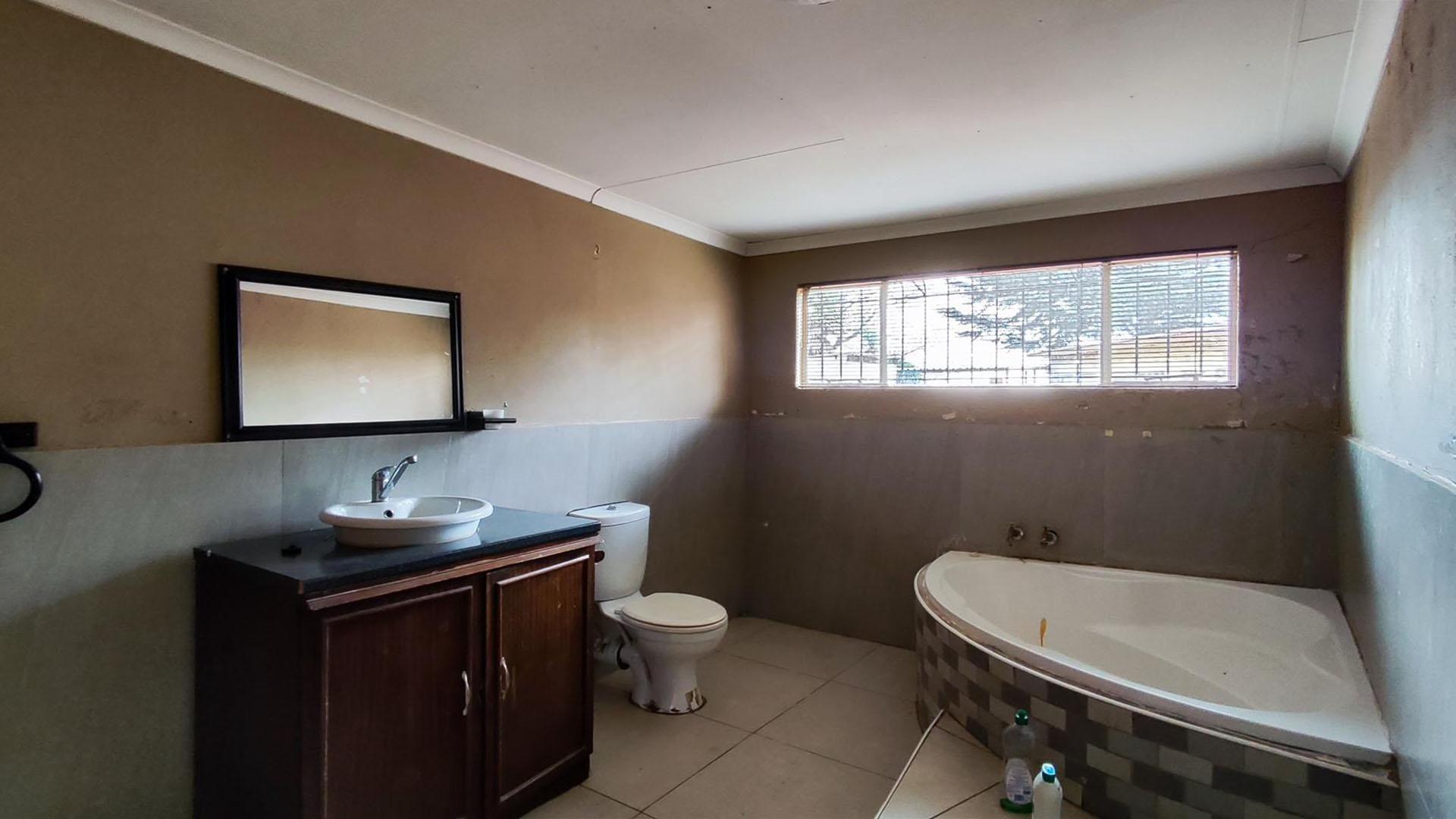 Bathroom 1 - 10 square meters of property in Minnebron