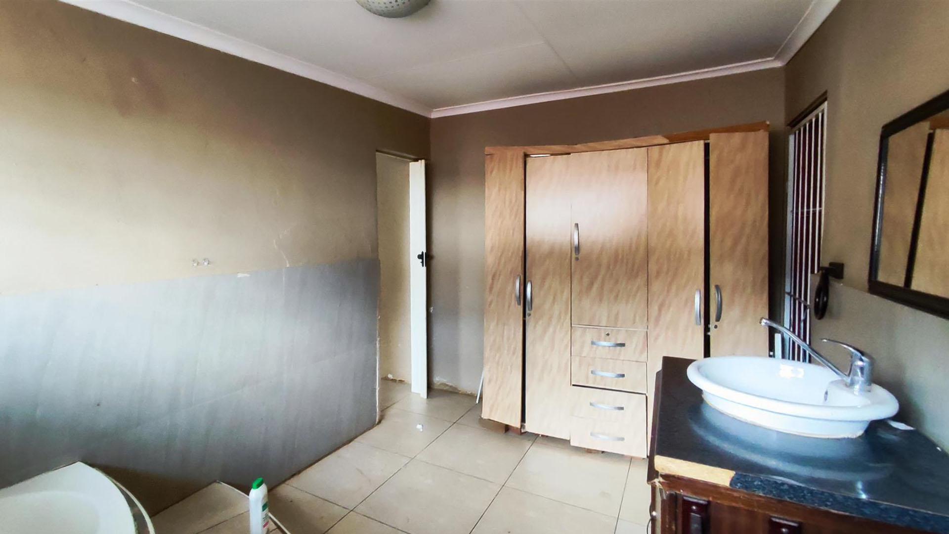 Bathroom 1 - 10 square meters of property in Minnebron