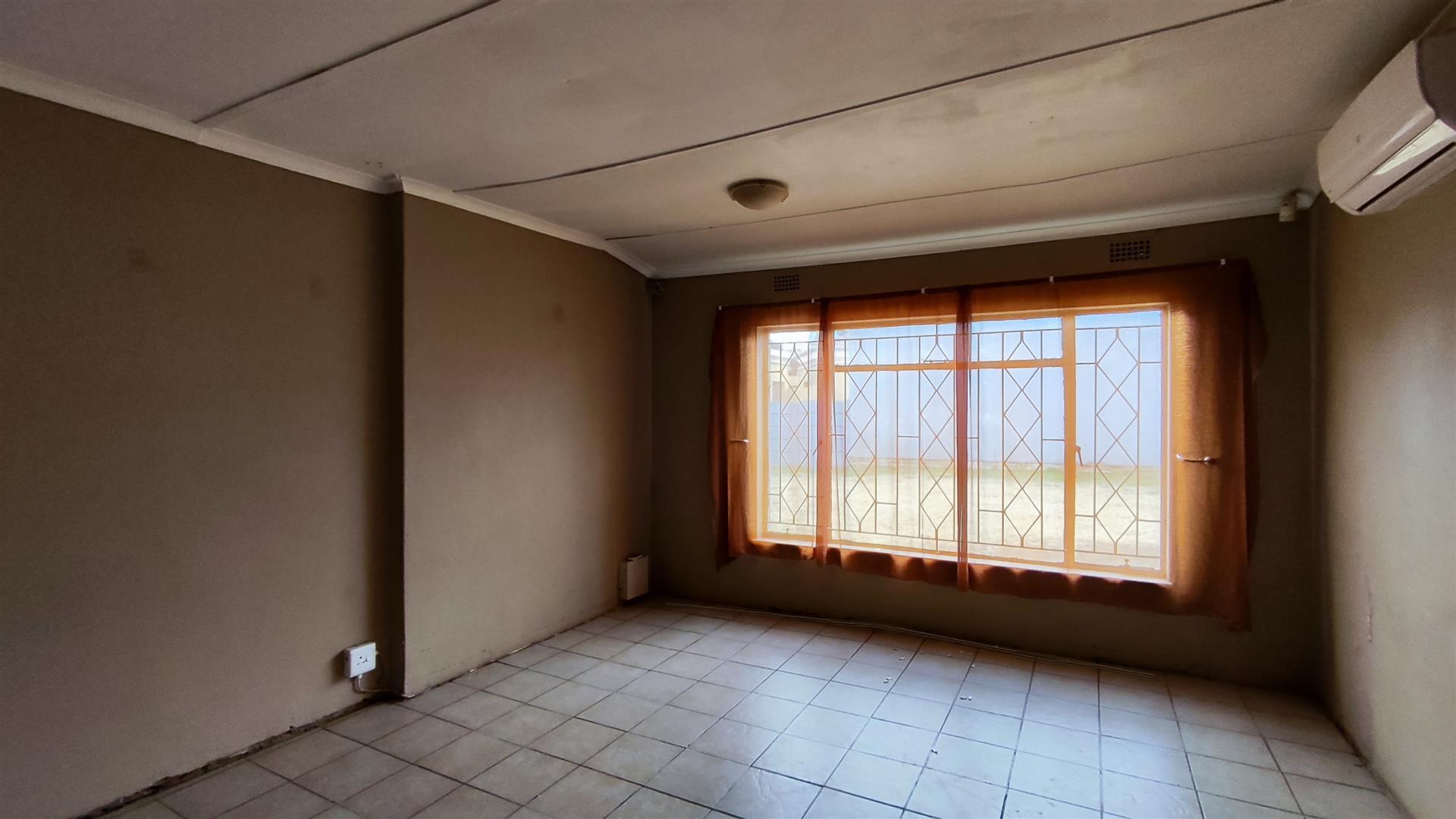 Lounges - 42 square meters of property in Minnebron