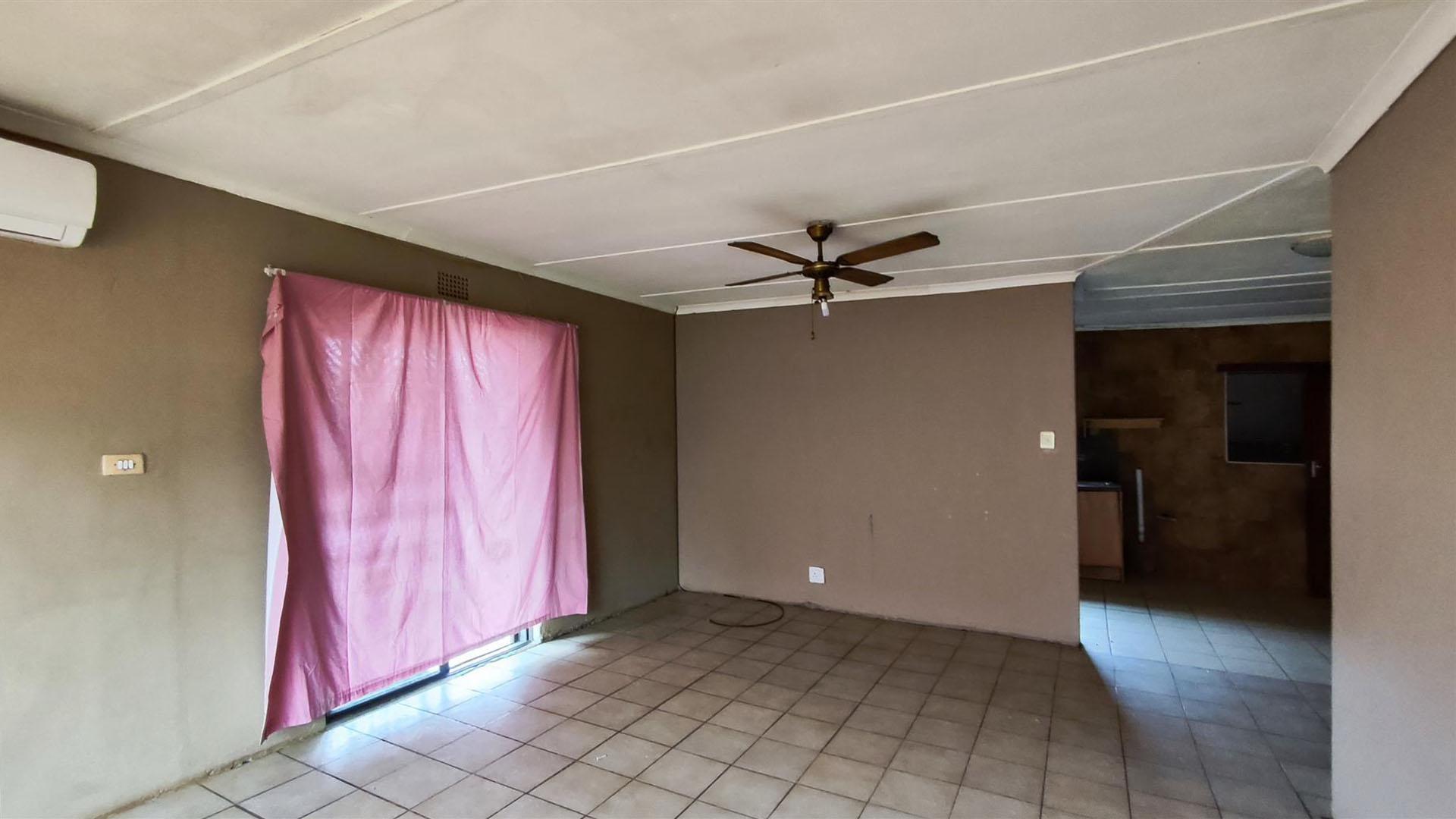 Lounges - 42 square meters of property in Minnebron