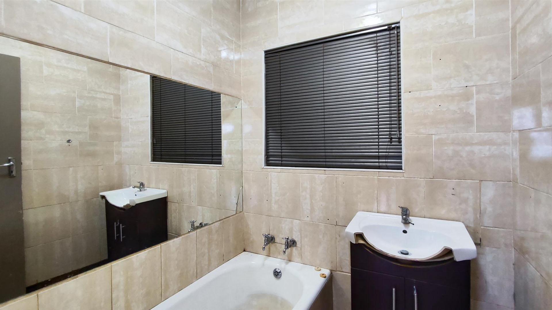 Bathroom 2 - 5 square meters of property in Minnebron