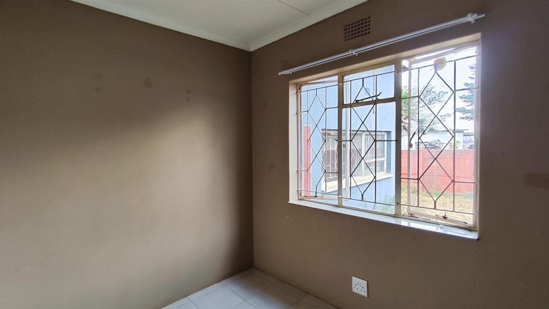 Bed Room 2 - 15 square meters of property in Minnebron