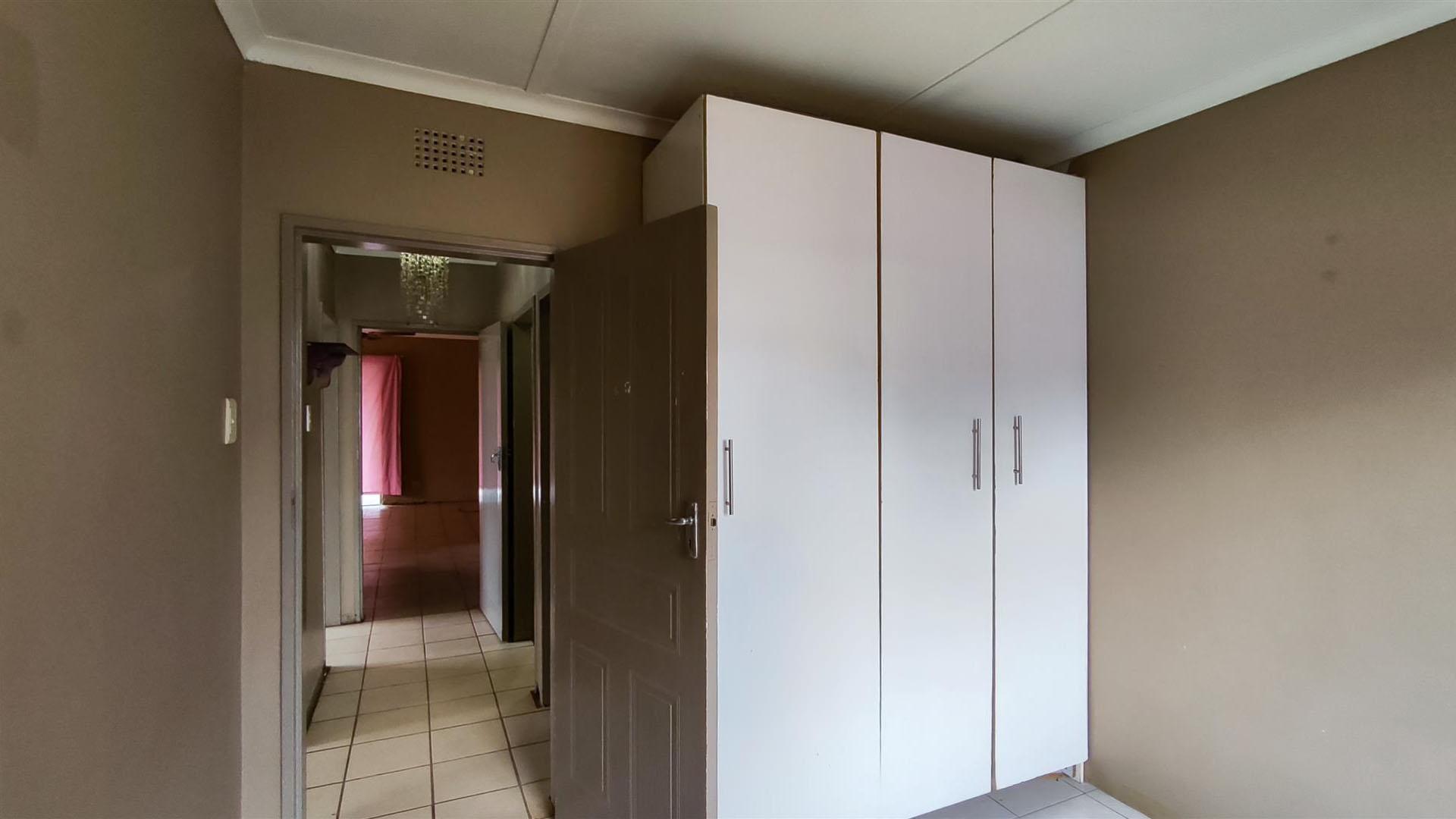 Bed Room 2 - 15 square meters of property in Minnebron