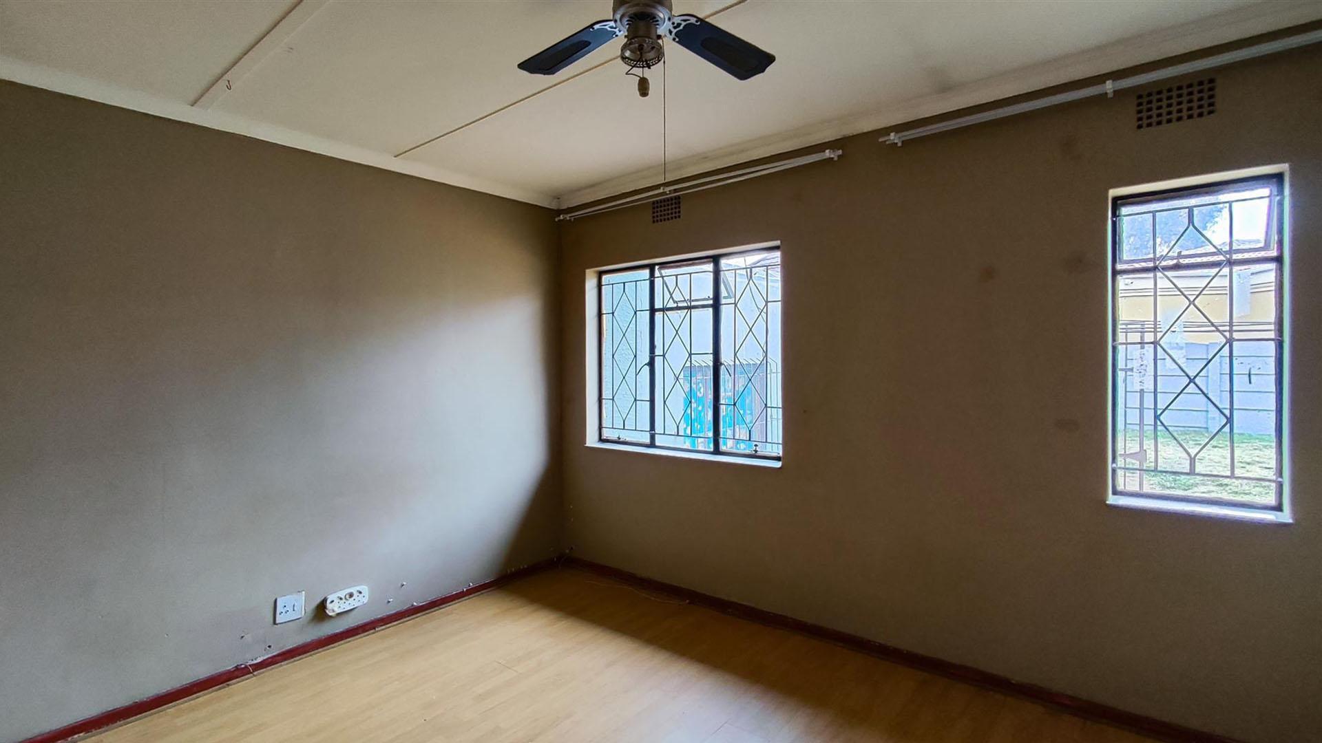 Bed Room 3 - 13 square meters of property in Minnebron