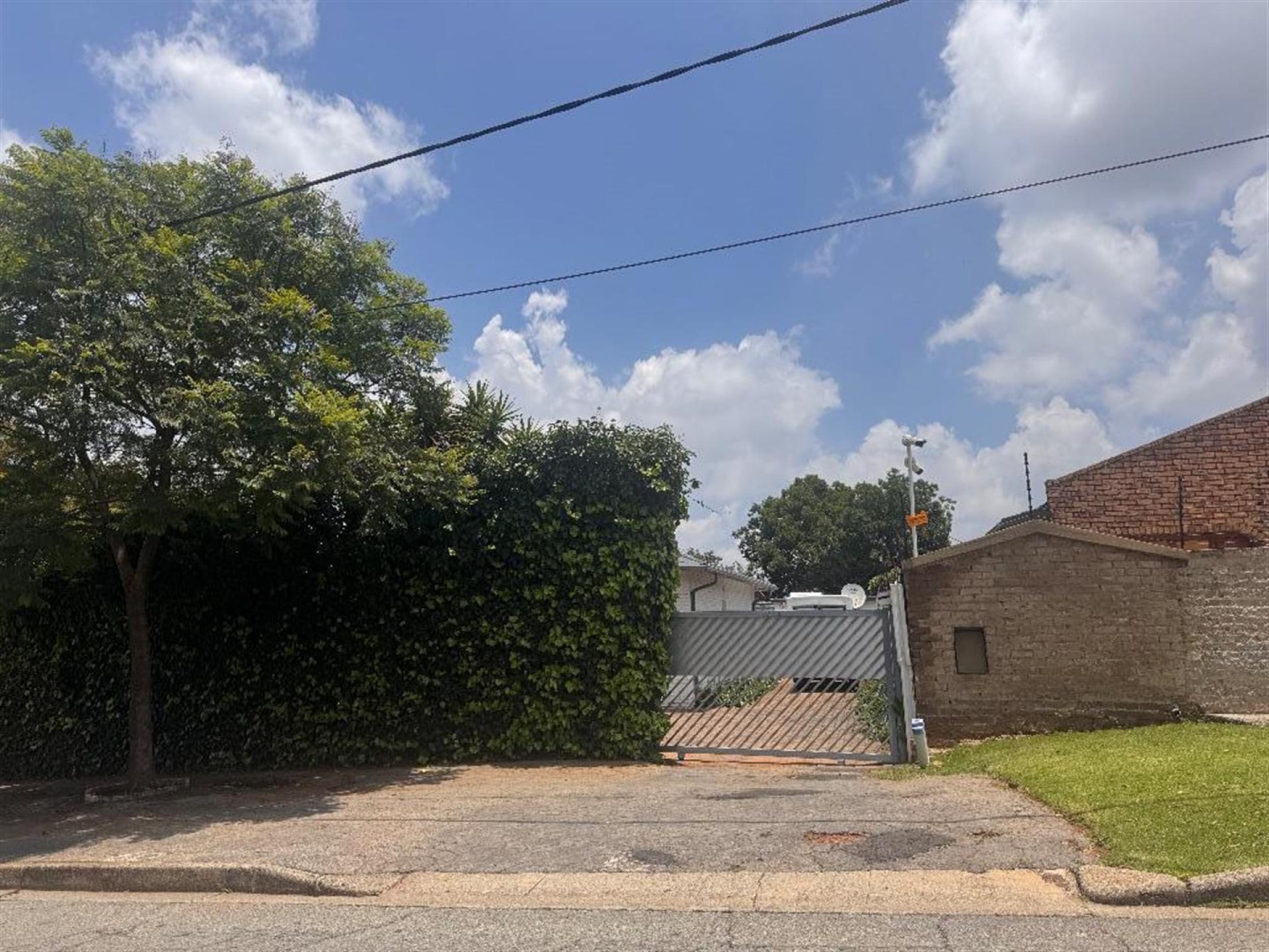 Front View of property in Primrose