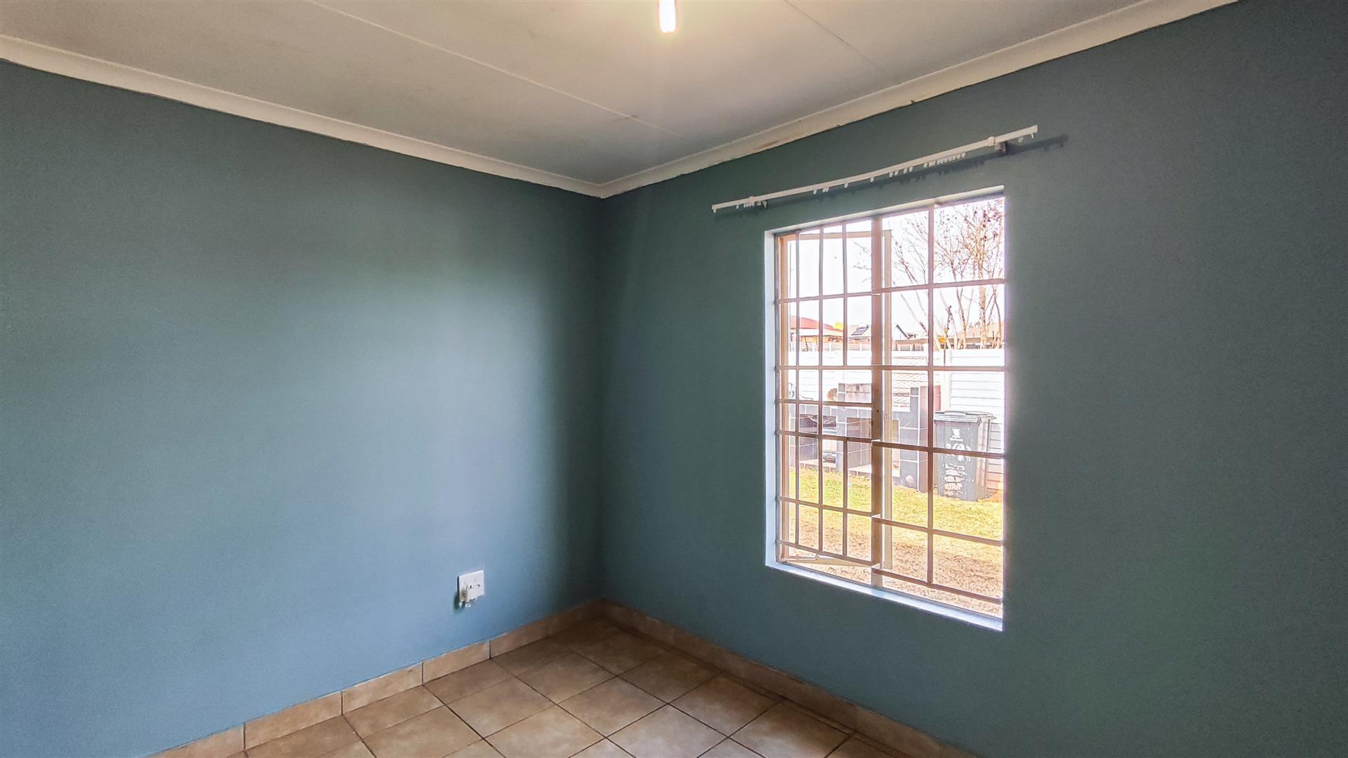 Bed Room 1 - 9 square meters of property in Sky City