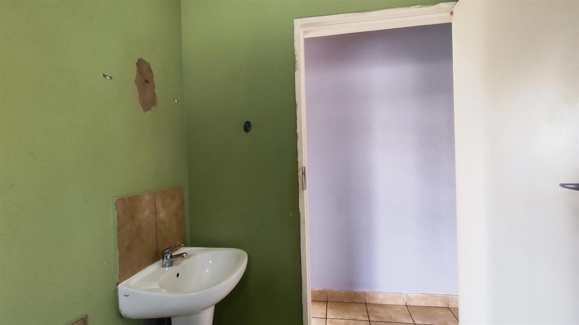Bathroom 1 - 4 square meters of property in Sky City