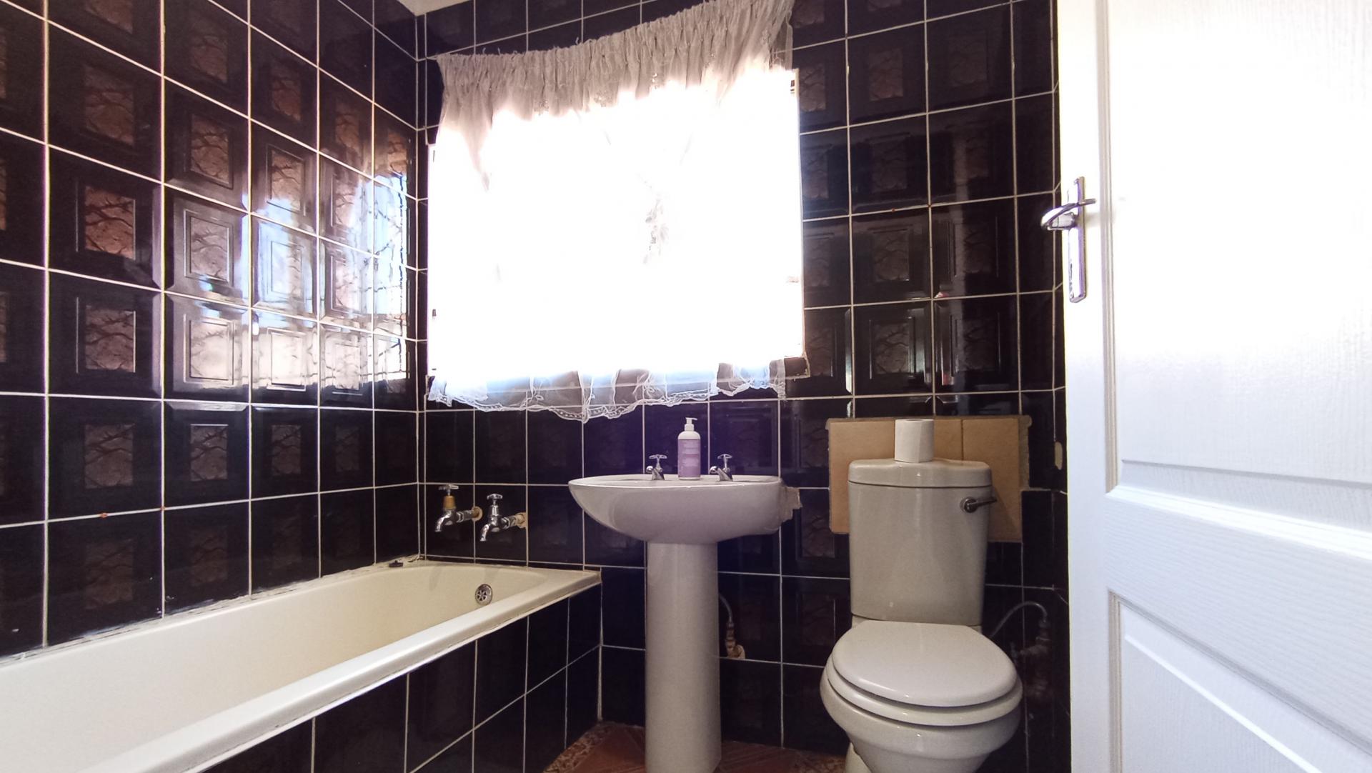 Bathroom 1 - 4 square meters of property in Davidsonville