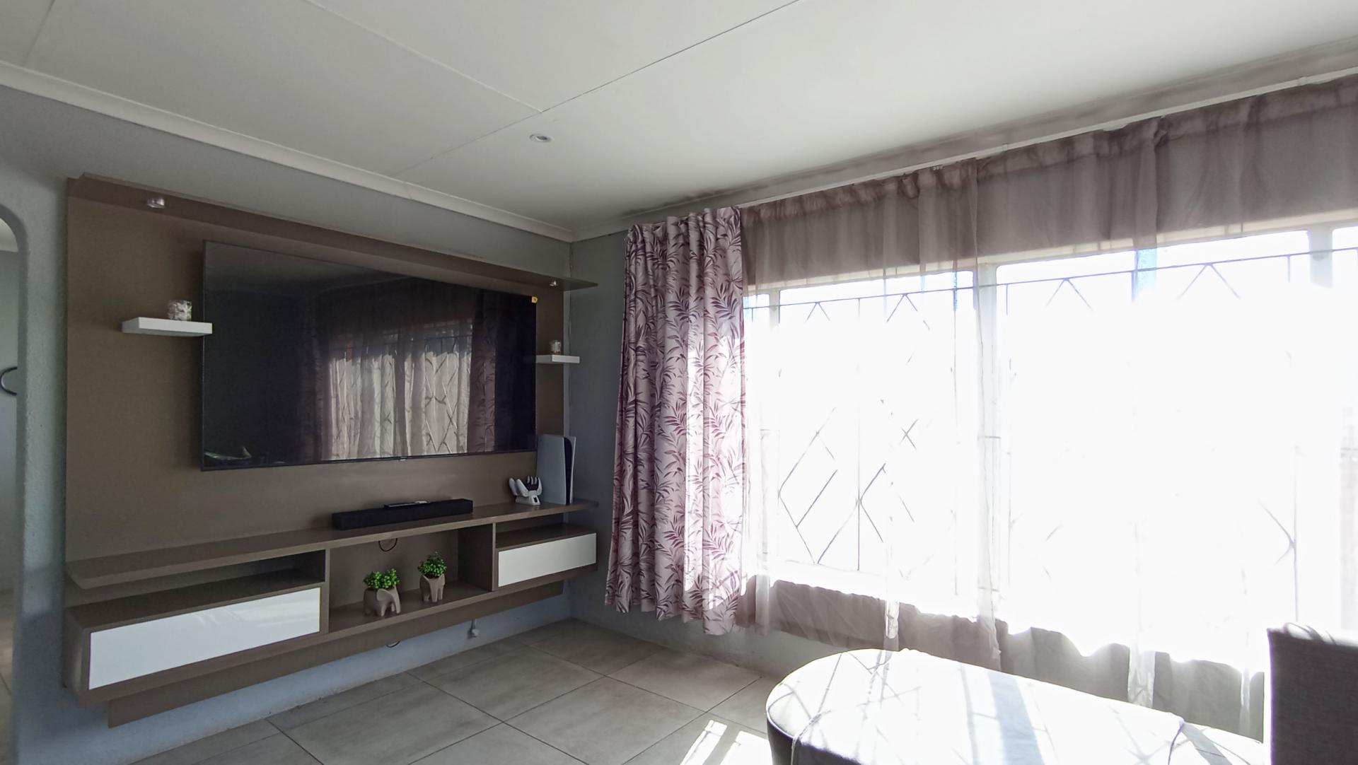 Lounges - 21 square meters of property in Davidsonville