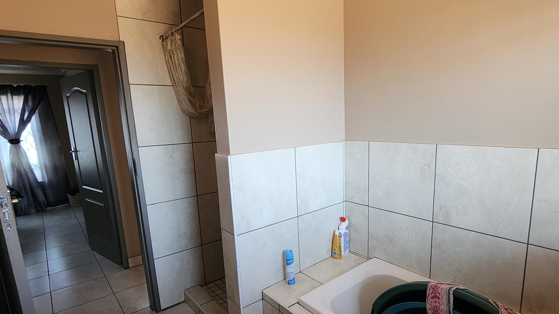 Bathroom 1 of property in Ellaton