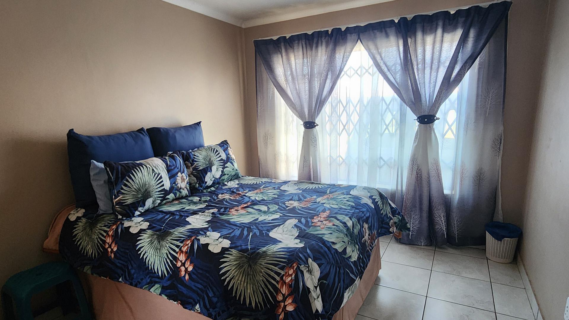 Main Bedroom of property in Ellaton