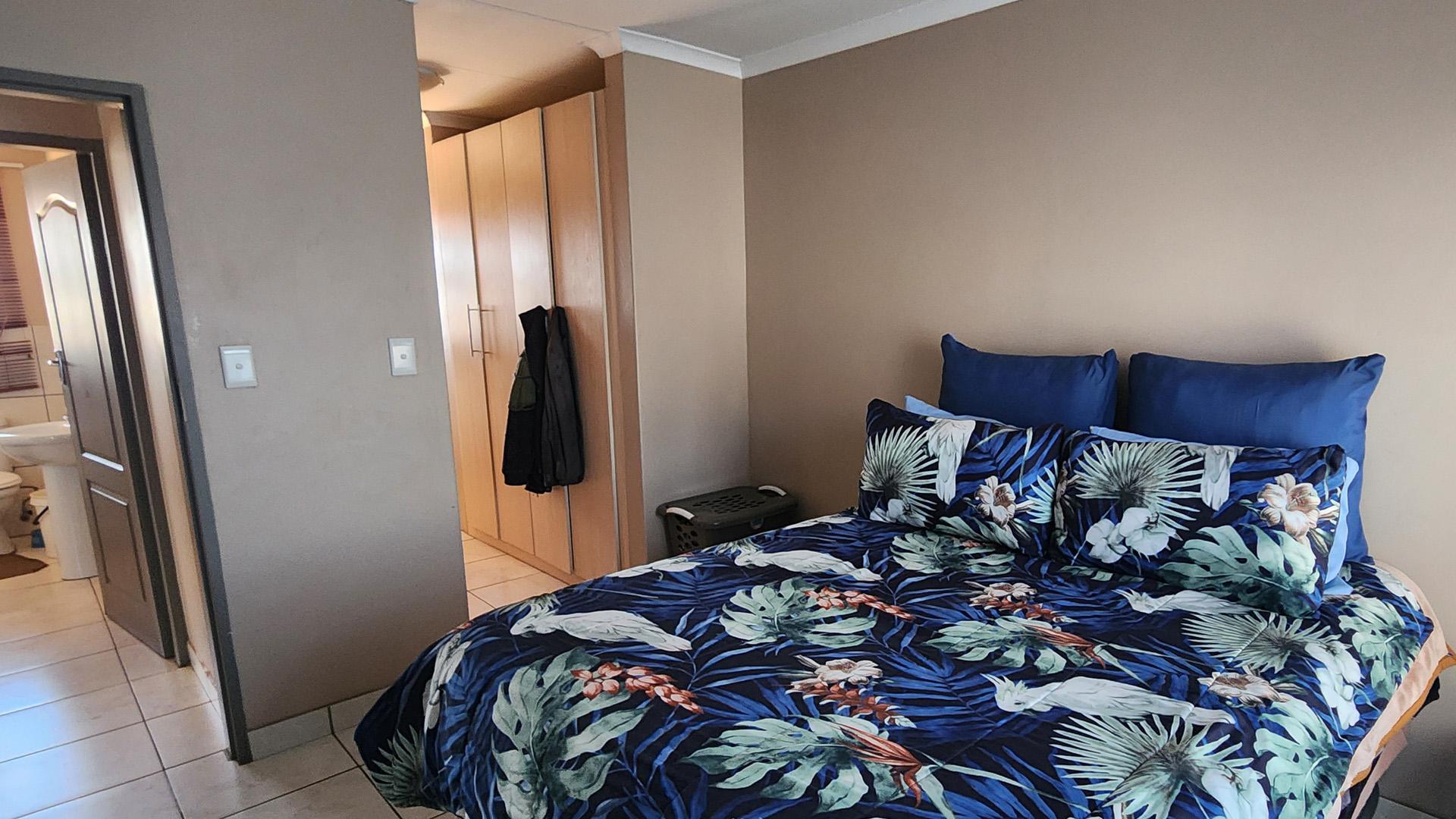 Main Bedroom of property in Ellaton