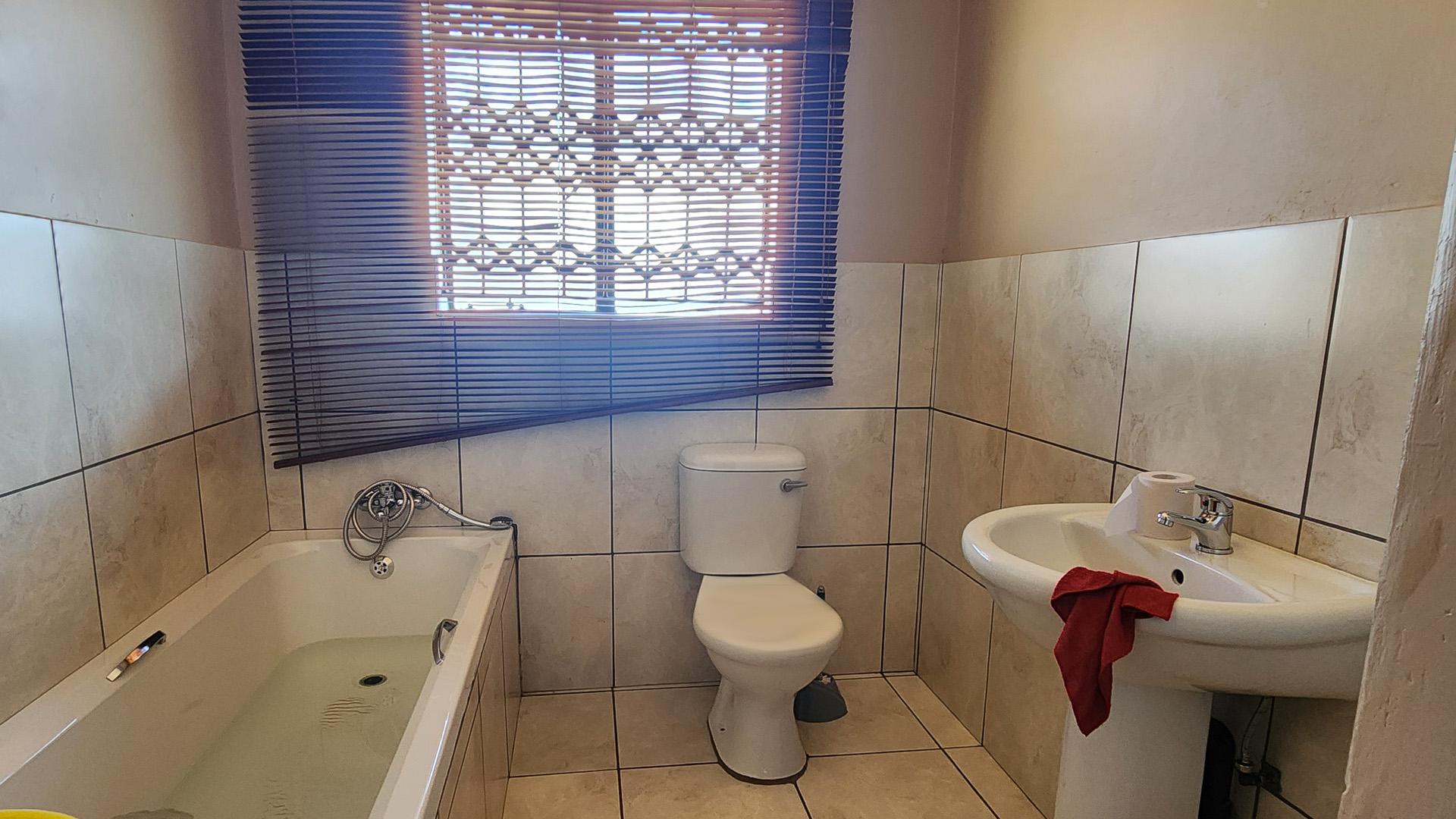 Main Bathroom of property in Ellaton