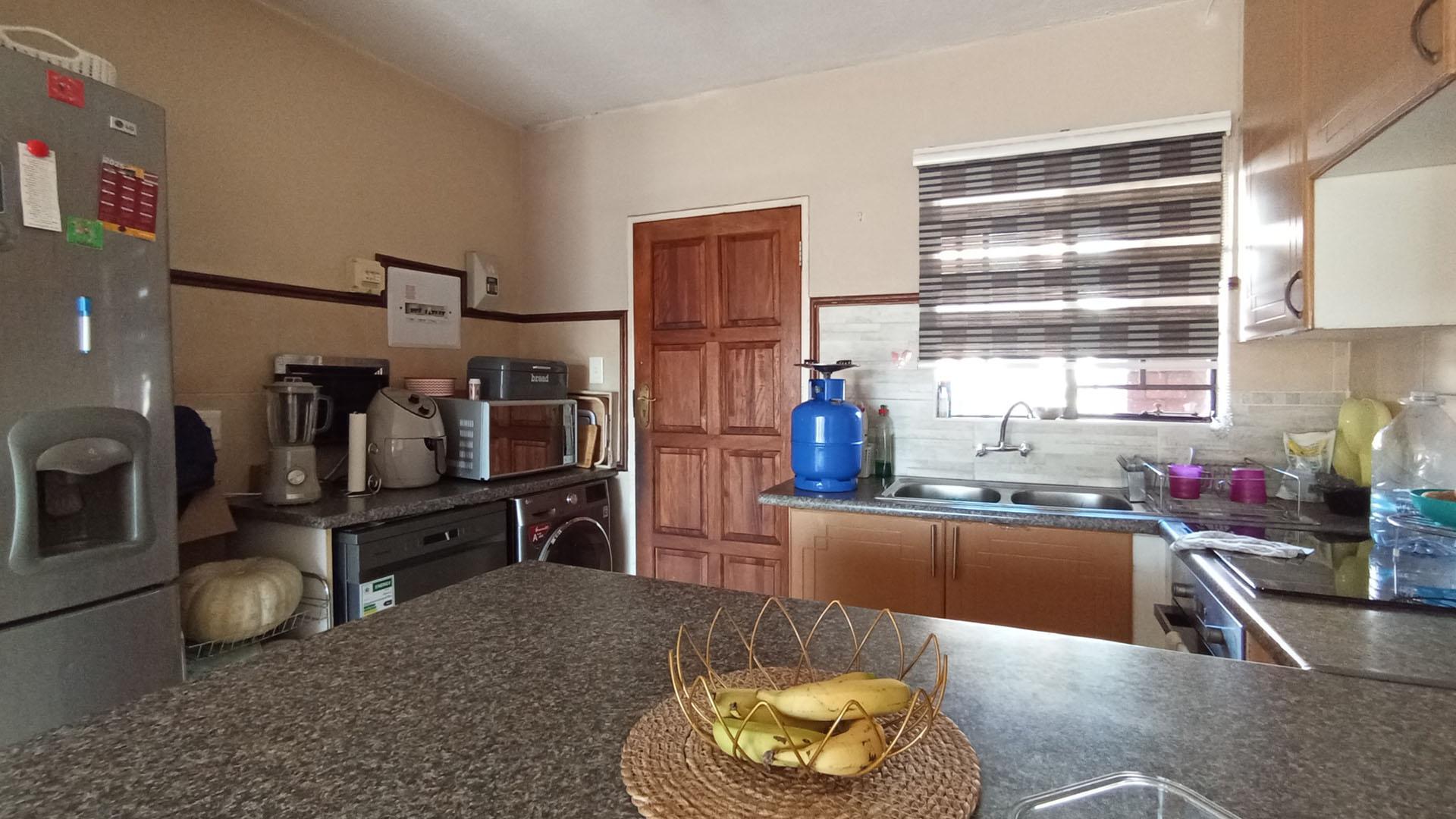 Kitchen - 9 square meters of property in Sagewood