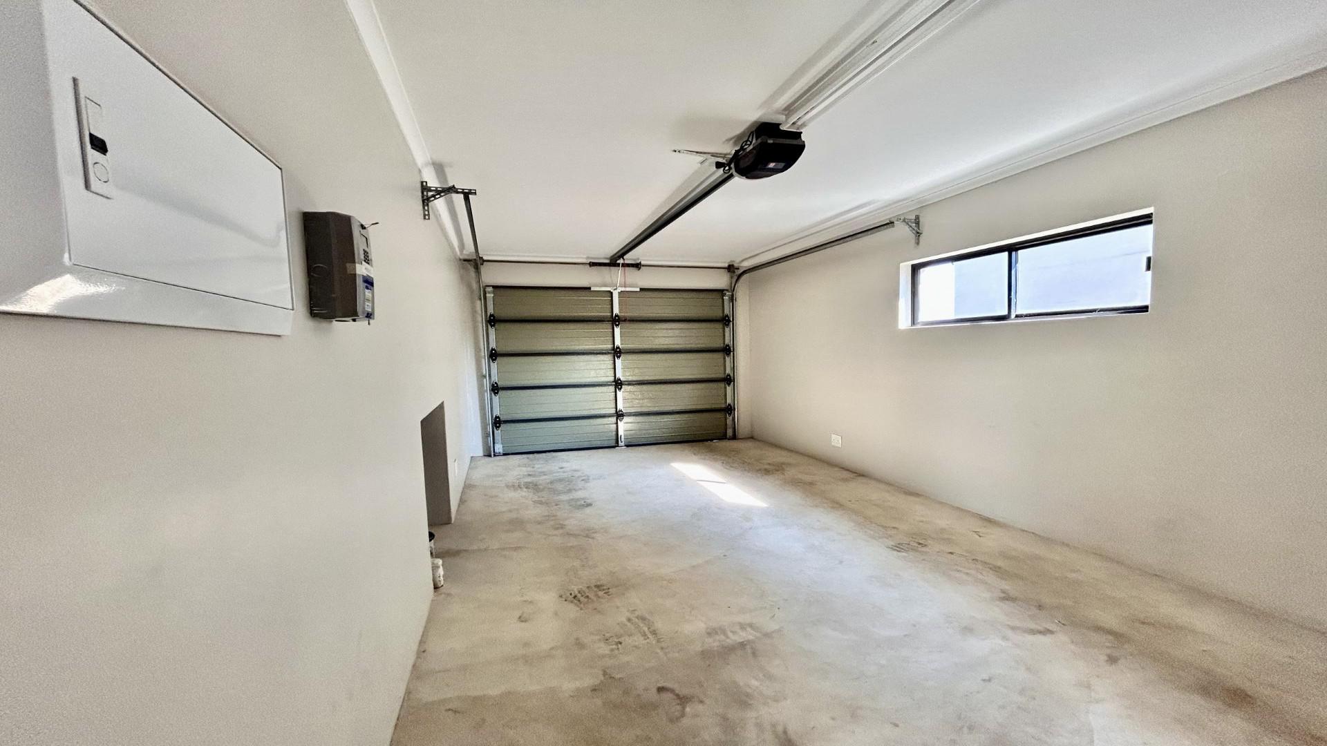Garage - 23 square meters of property in Hartbeespoort