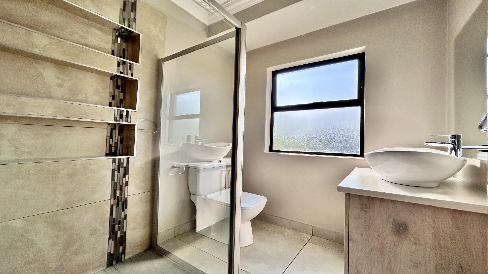 Bathroom 2 of property in Hartbeespoort