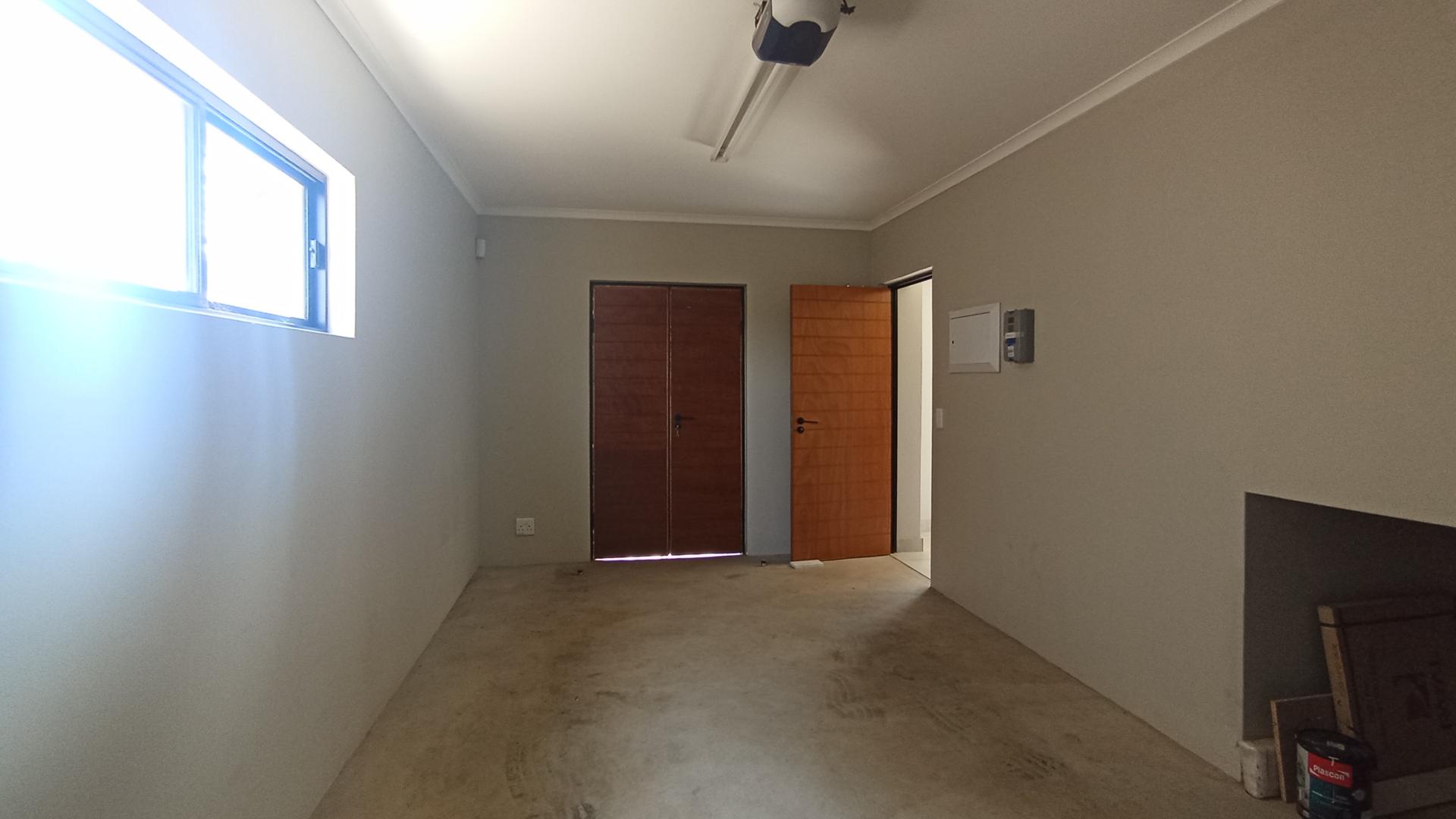 Garage - 23 square meters of property in Hartbeespoort