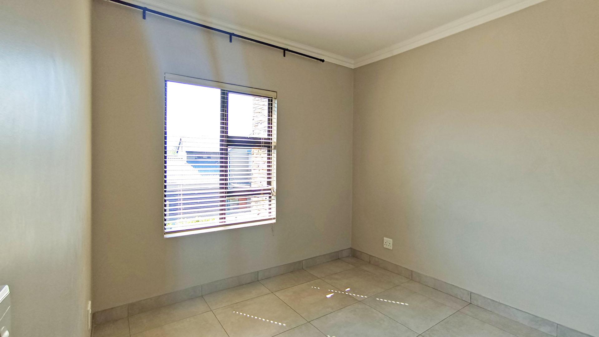 Bed Room 1 - 11 square meters of property in Hartbeespoort
