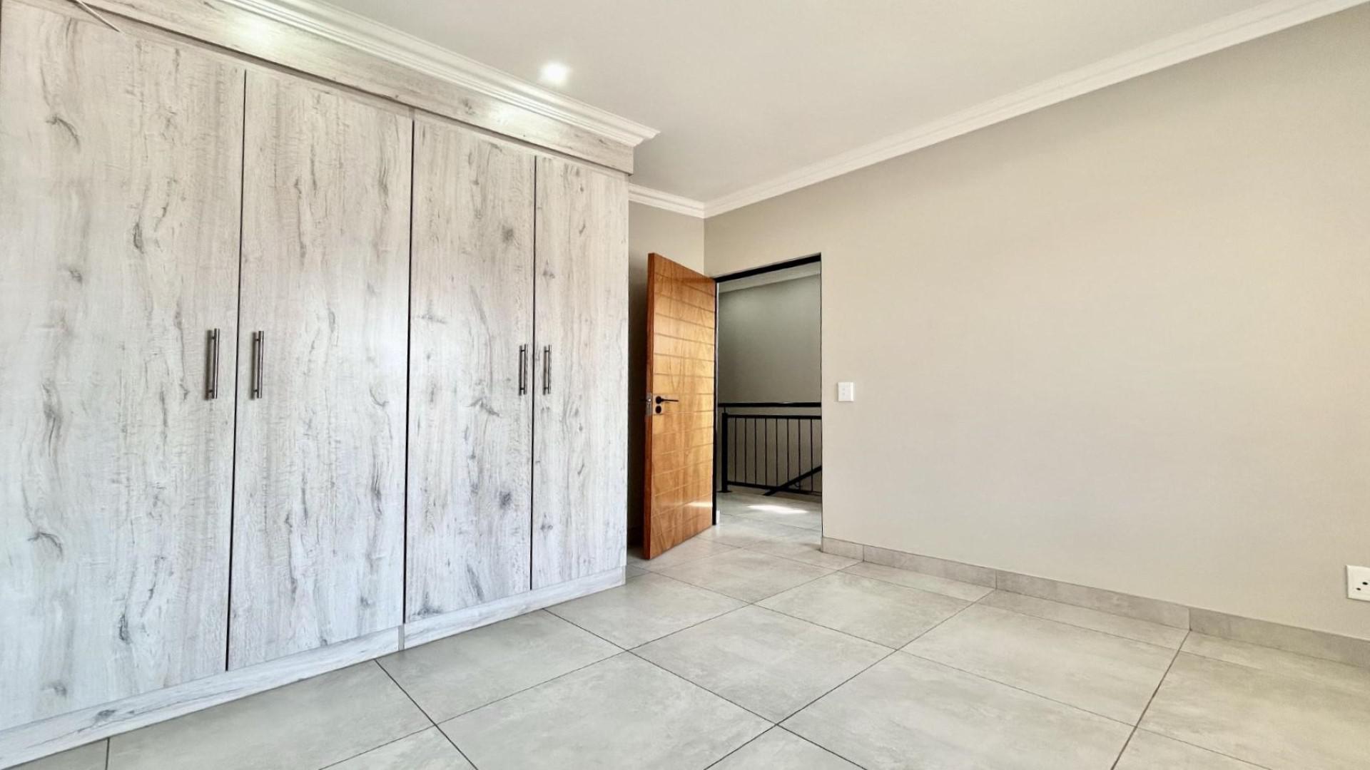 Bed Room 1 - 11 square meters of property in Hartbeespoort