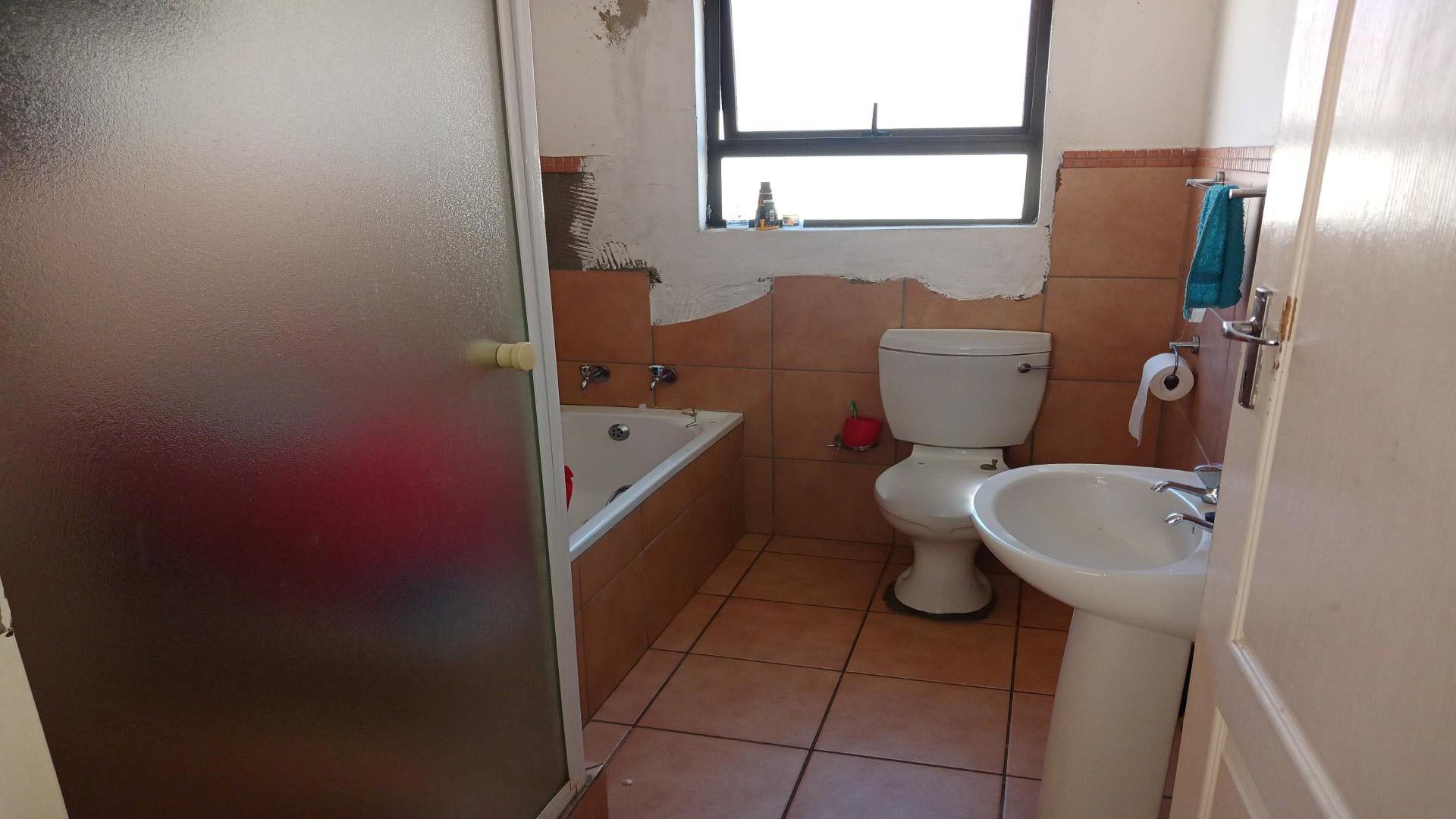 Bathroom 1 of property in Alveda