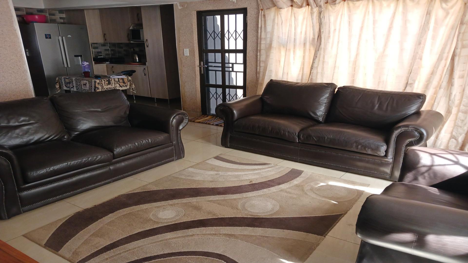 Lounges of property in Alveda