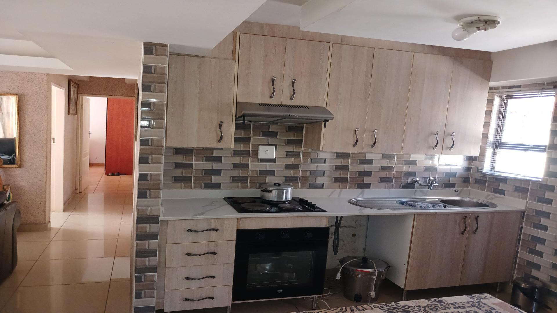 Kitchen of property in Alveda