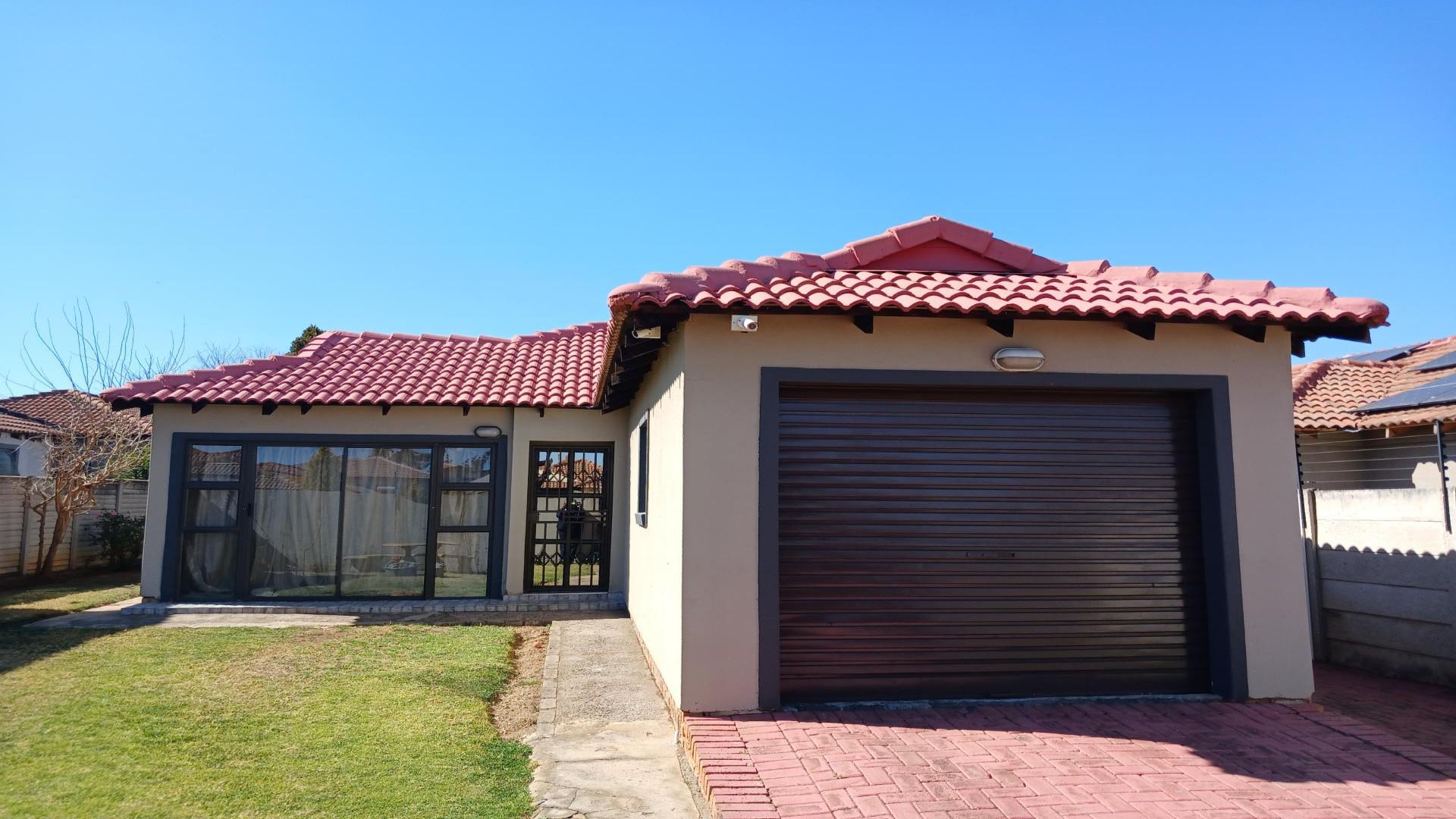 Front View of property in Alveda