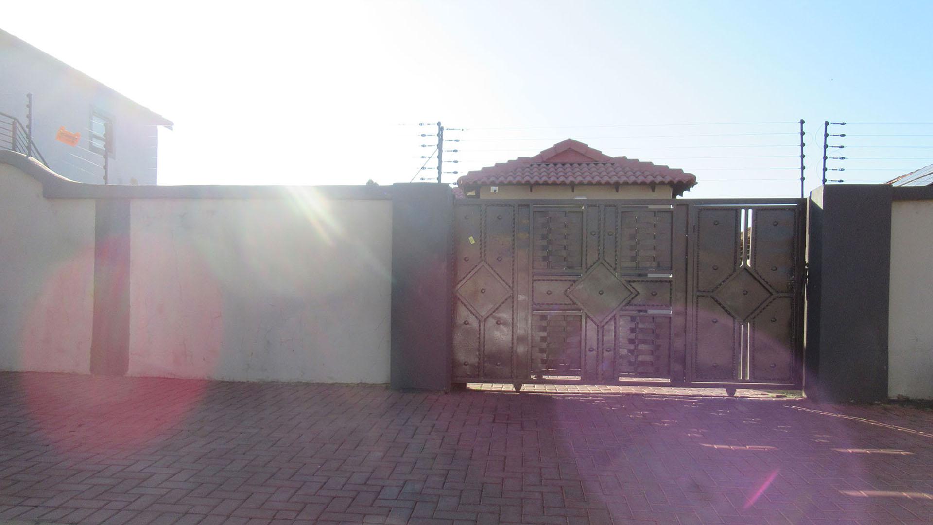 Front View of property in Alveda