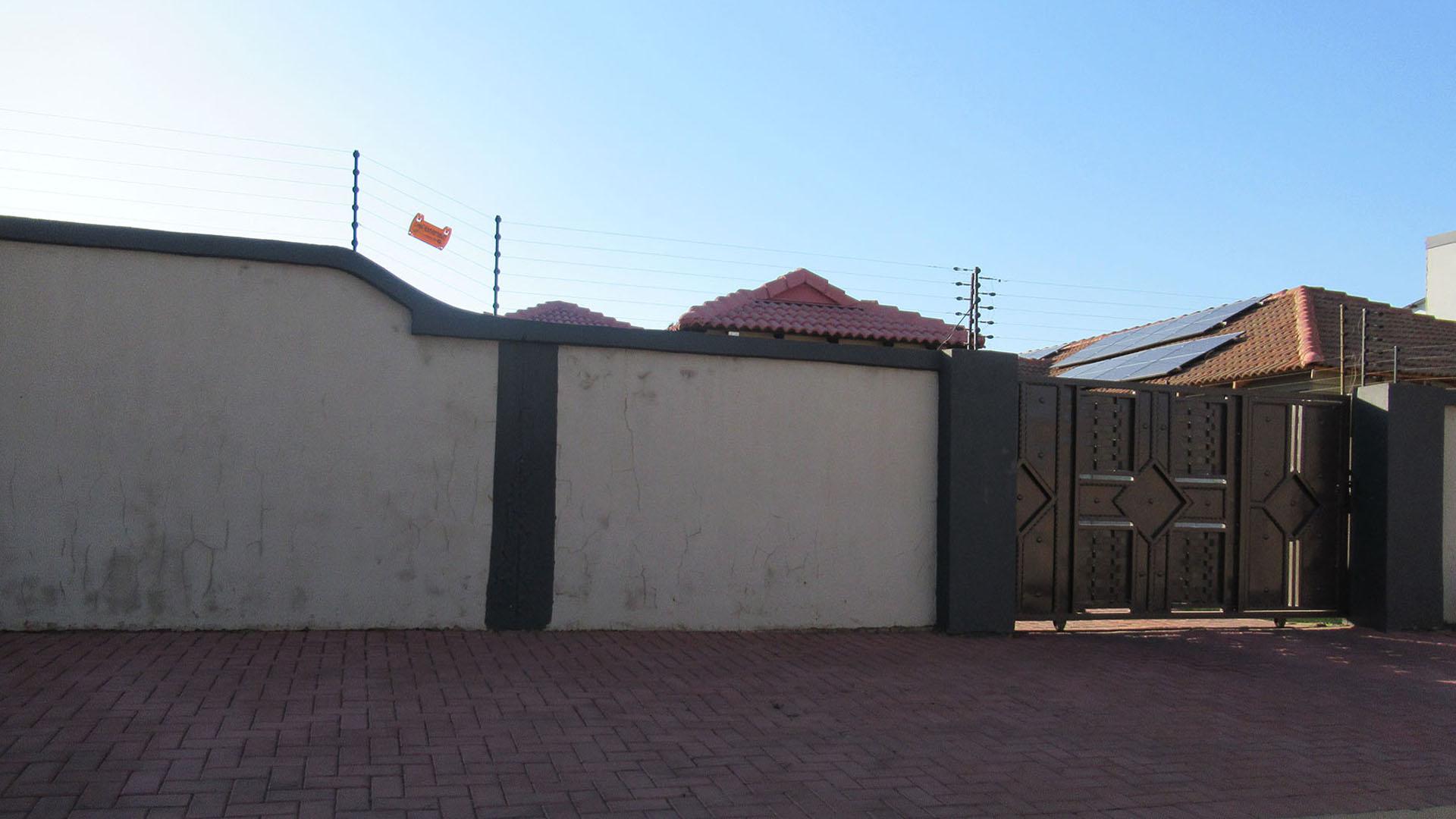 Front View of property in Alveda