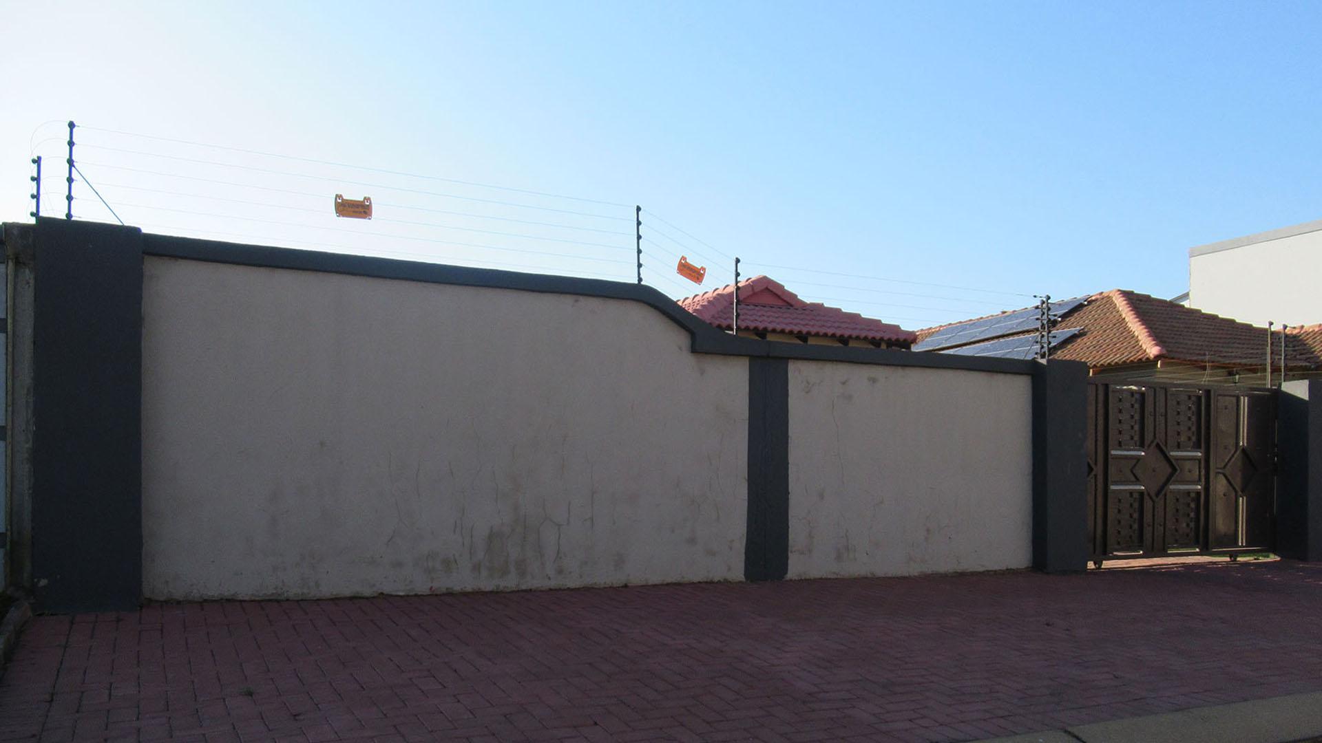 Front View of property in Alveda