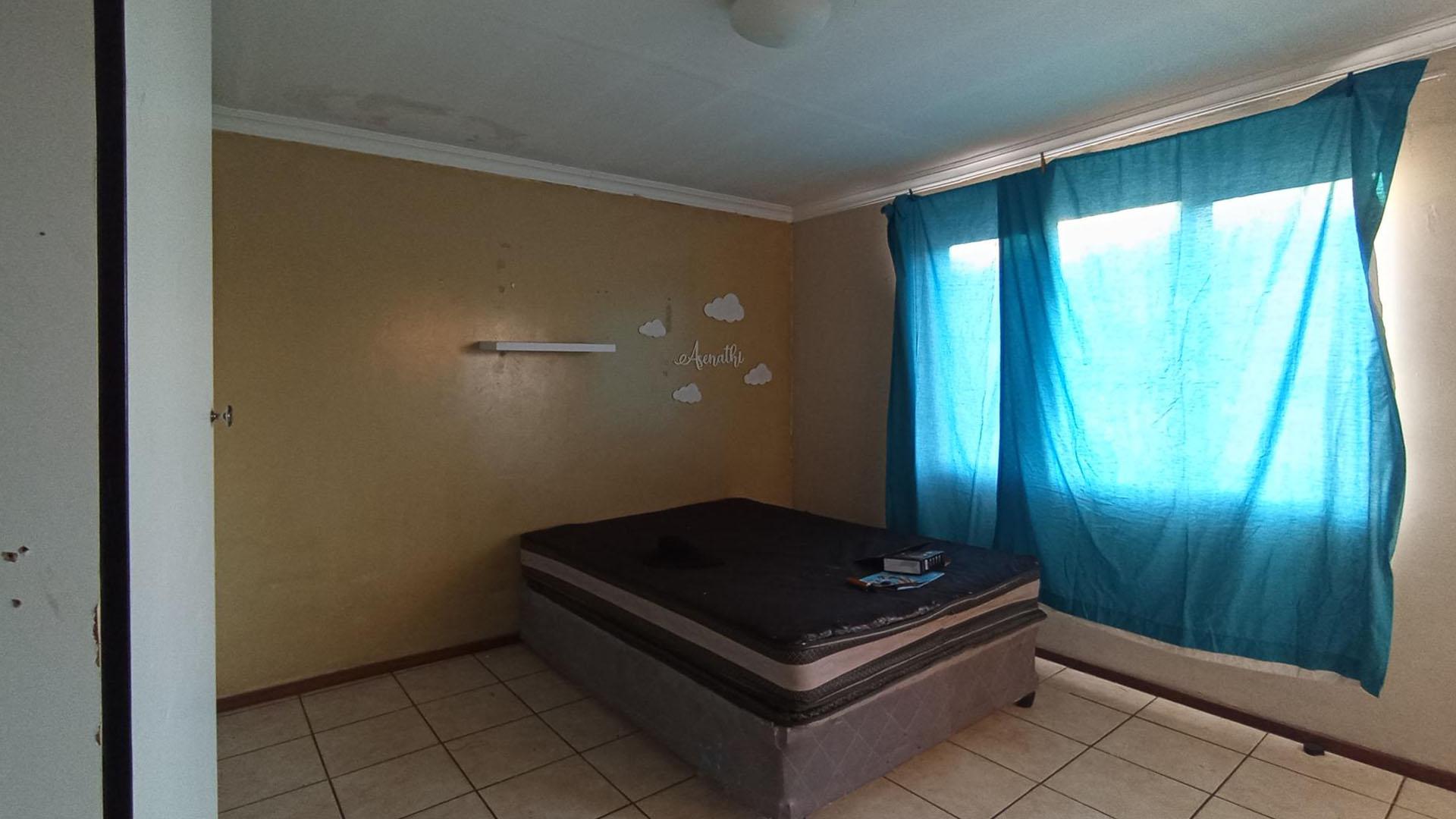 Main Bedroom - 15 square meters of property in Culturapark