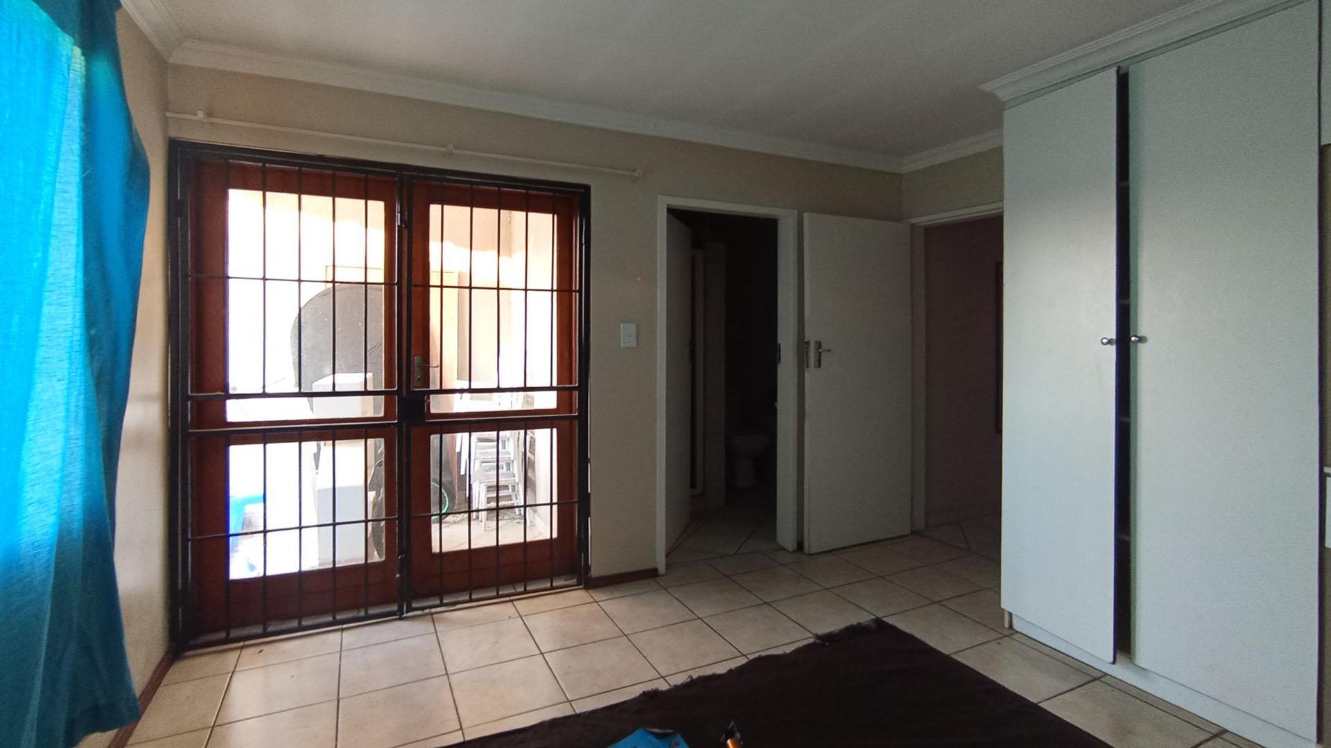 Main Bedroom - 15 square meters of property in Culturapark