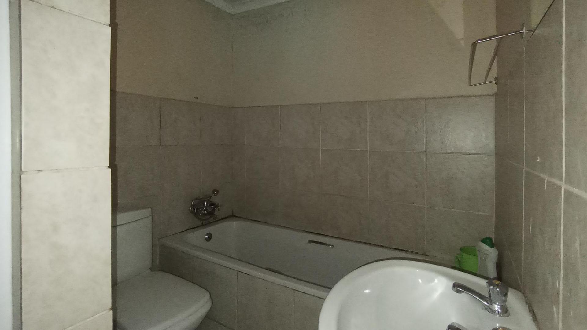 Main Bathroom - 5 square meters of property in Culturapark