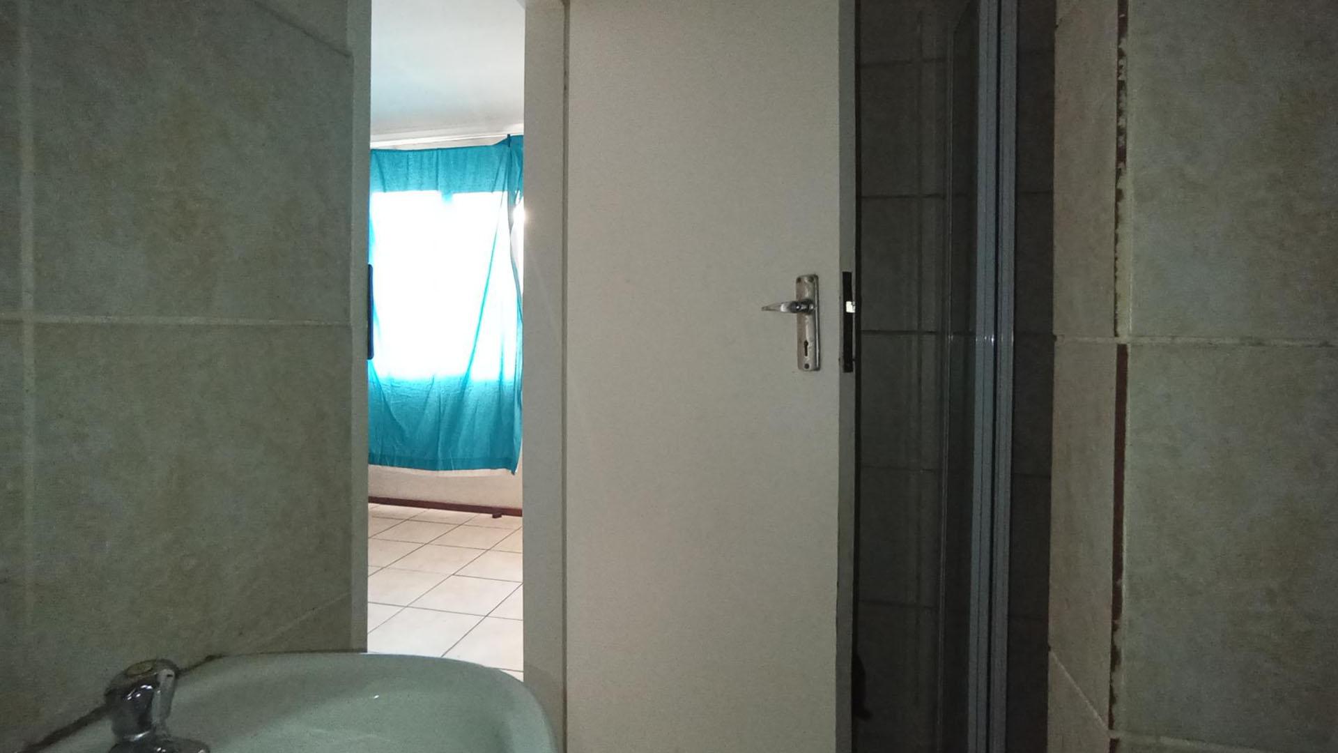 Main Bathroom - 5 square meters of property in Culturapark