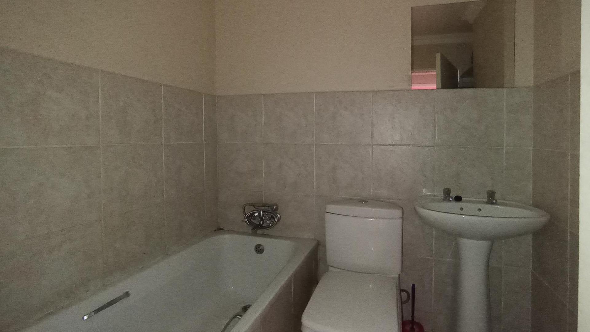 Bathroom 1 - 4 square meters of property in Culturapark