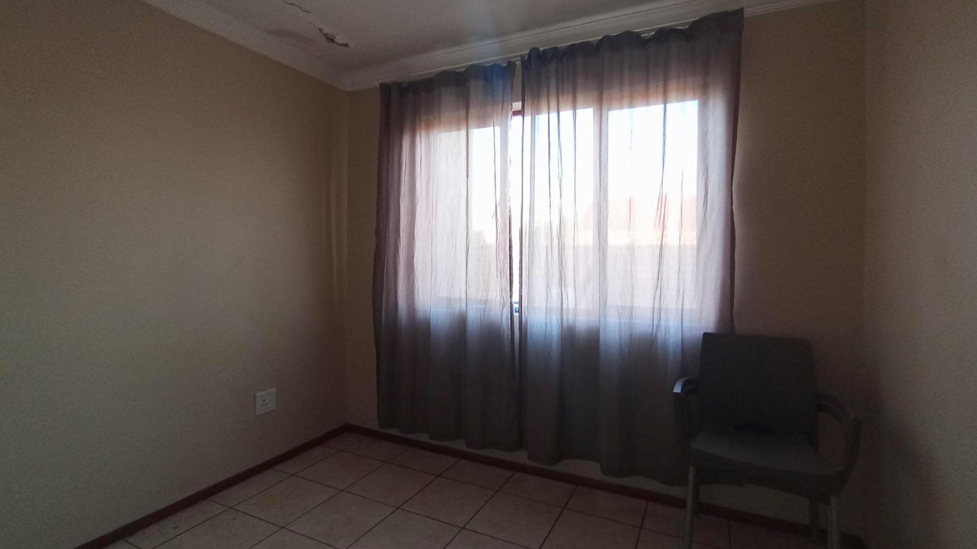 Bed Room 1 - 10 square meters of property in Culturapark