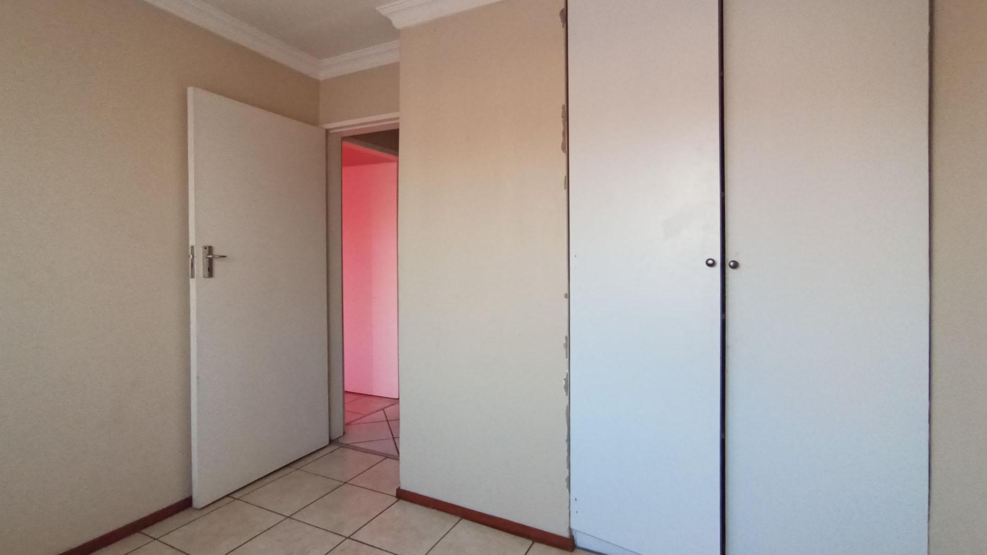 Bed Room 1 - 10 square meters of property in Culturapark