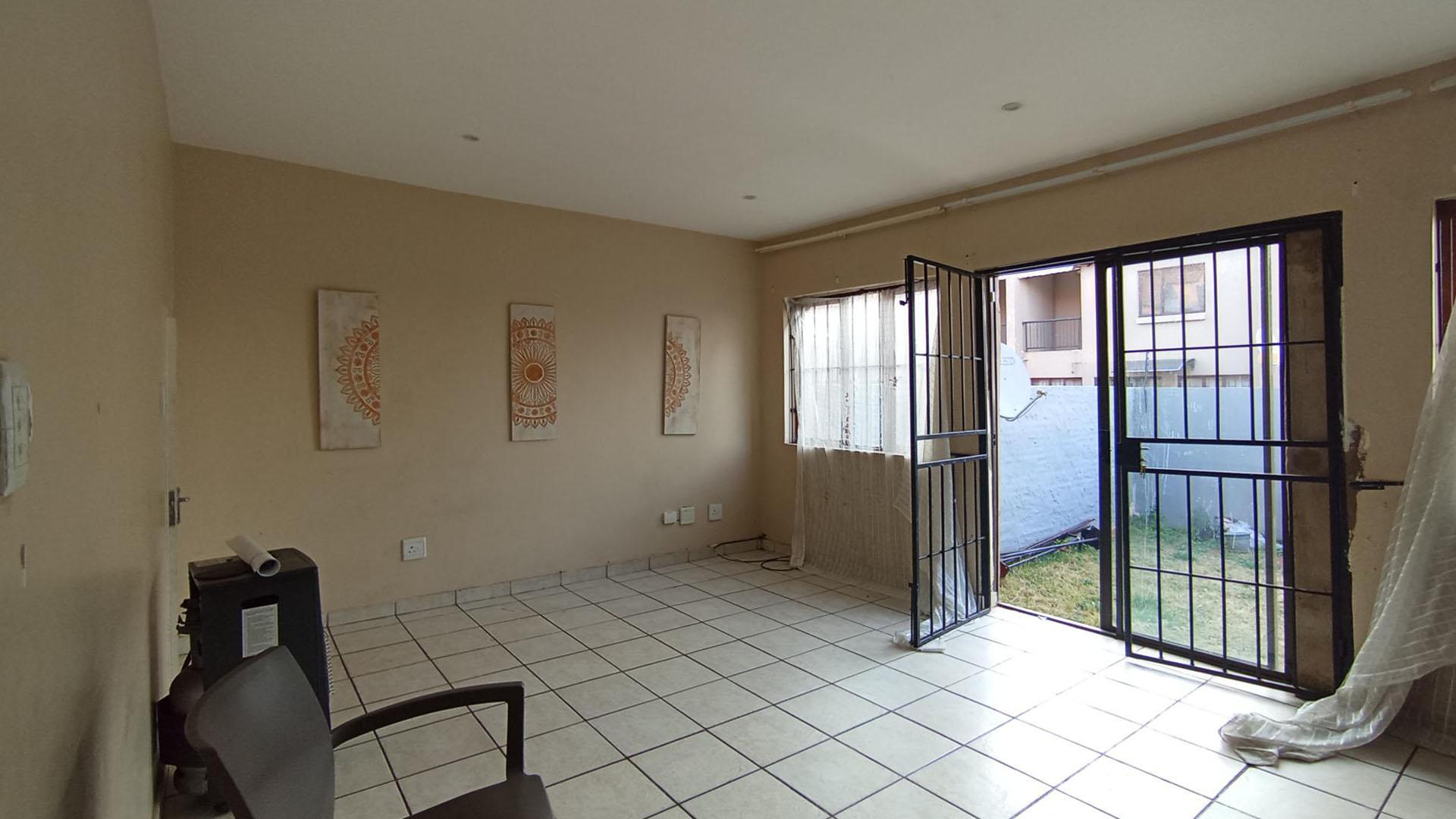 Lounges - 26 square meters of property in Culturapark