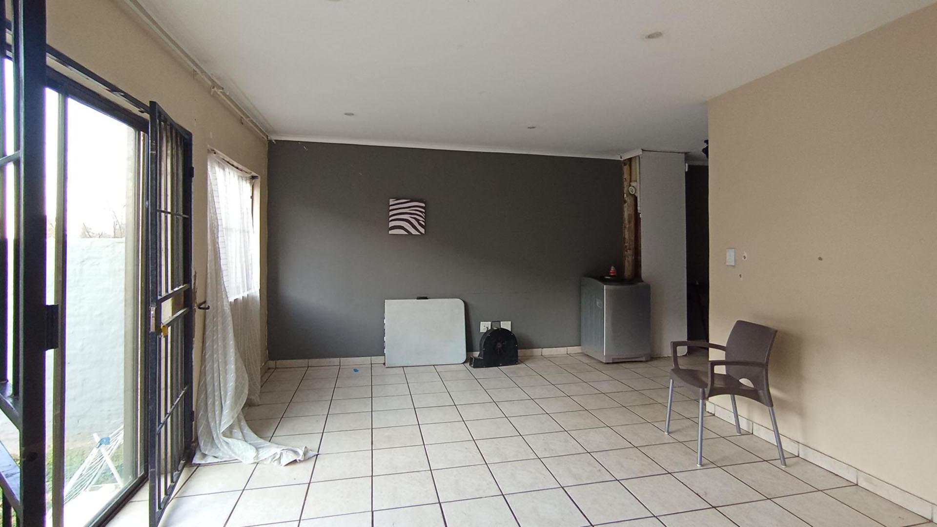 Lounges - 26 square meters of property in Culturapark