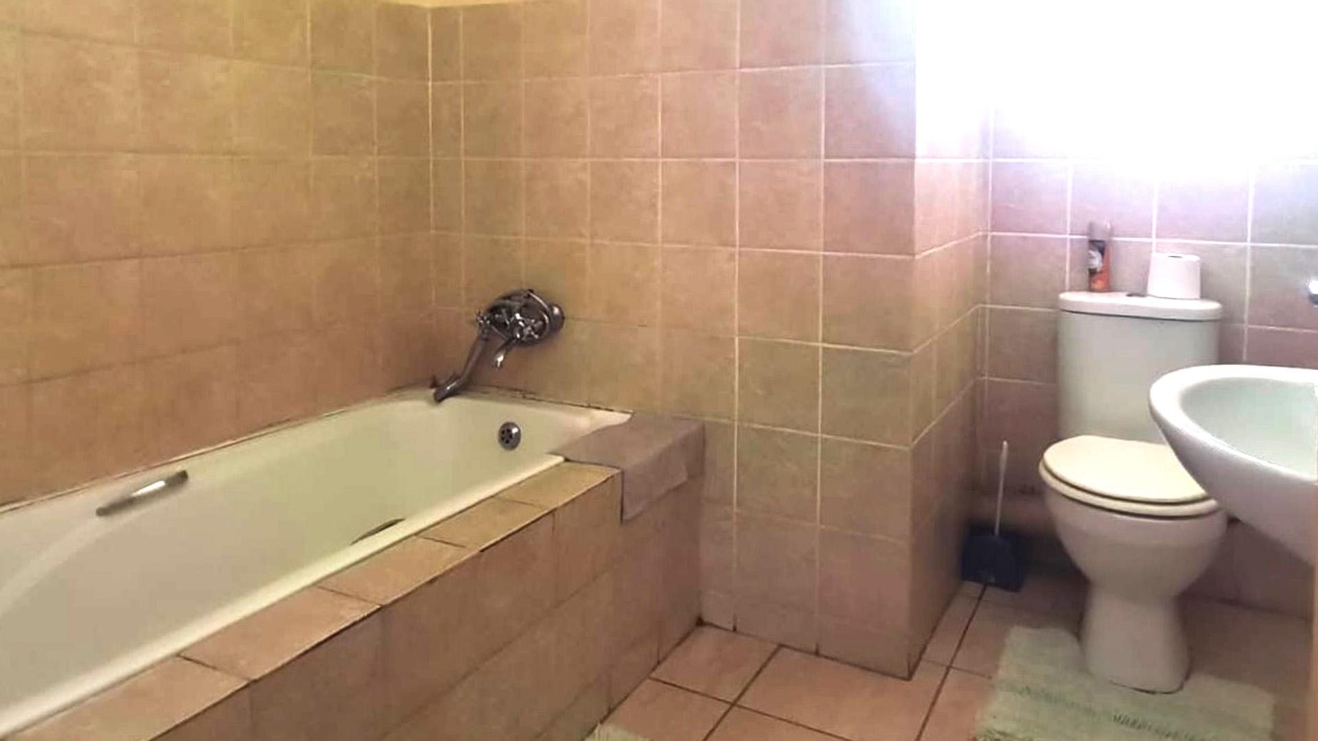 Bathroom 1 of property in Lephalale (Ellisras)