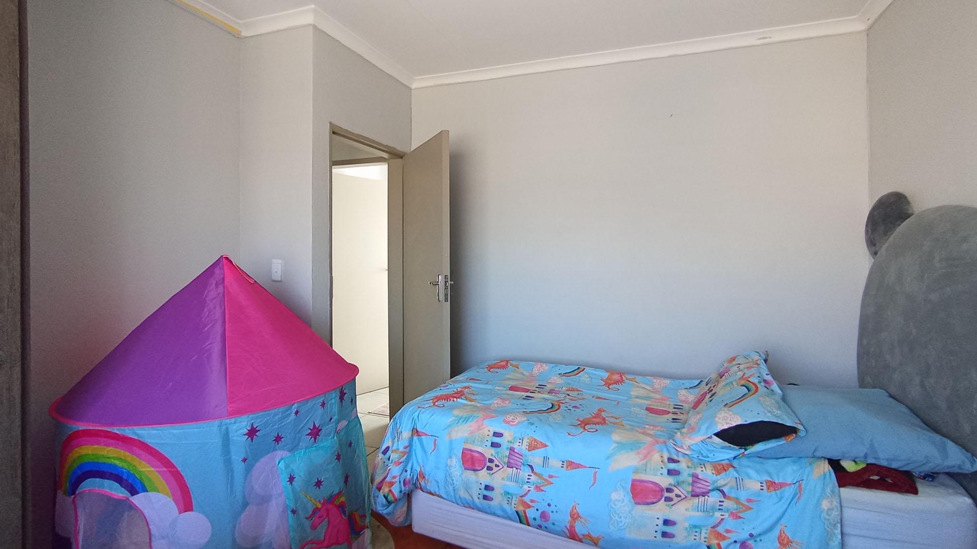 Bed Room 1 - 13 square meters of property in Andeon