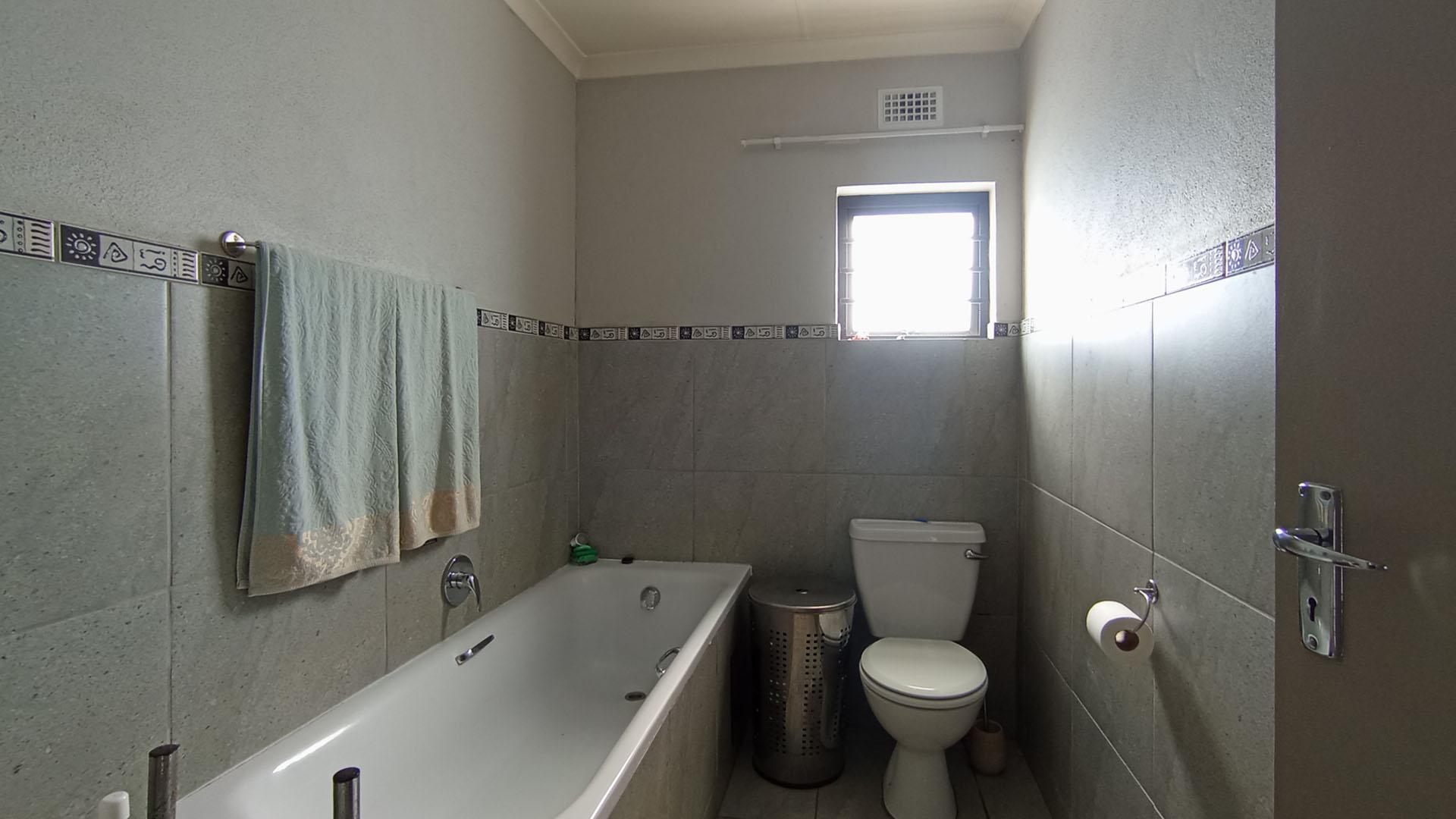 Bathroom 2 of property in Andeon