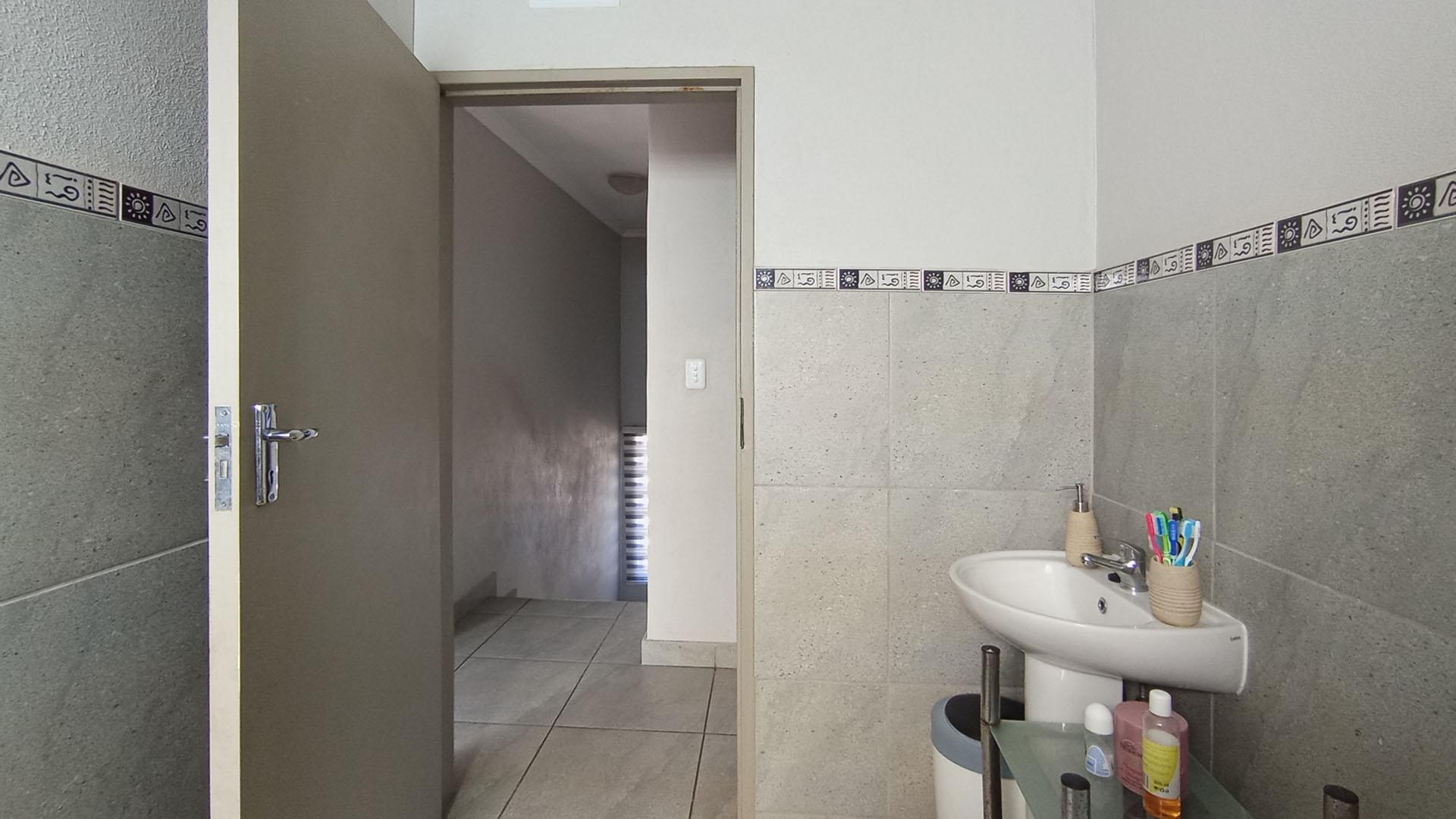 Bathroom 2 of property in Andeon