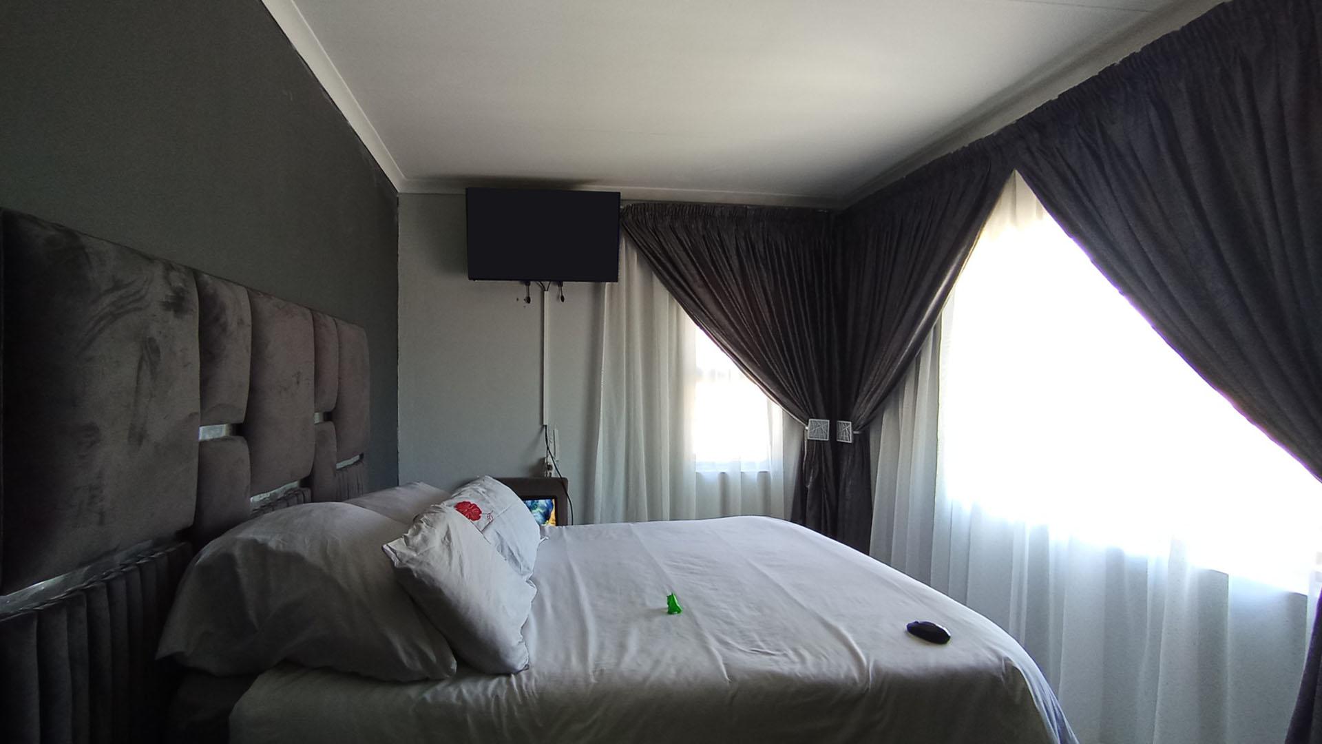 Main Bedroom - 15 square meters of property in Andeon