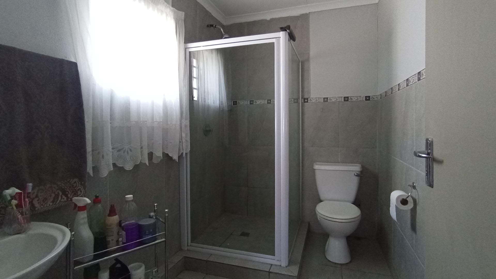 Main Bathroom - 5 square meters of property in Andeon