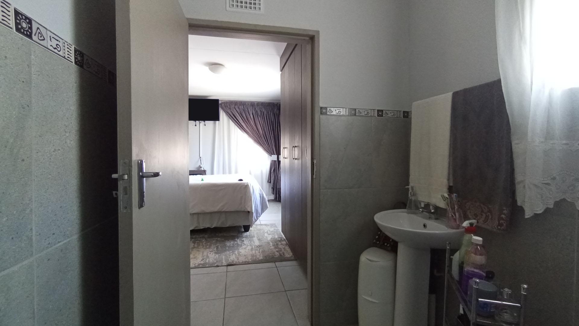 Main Bathroom - 5 square meters of property in Andeon