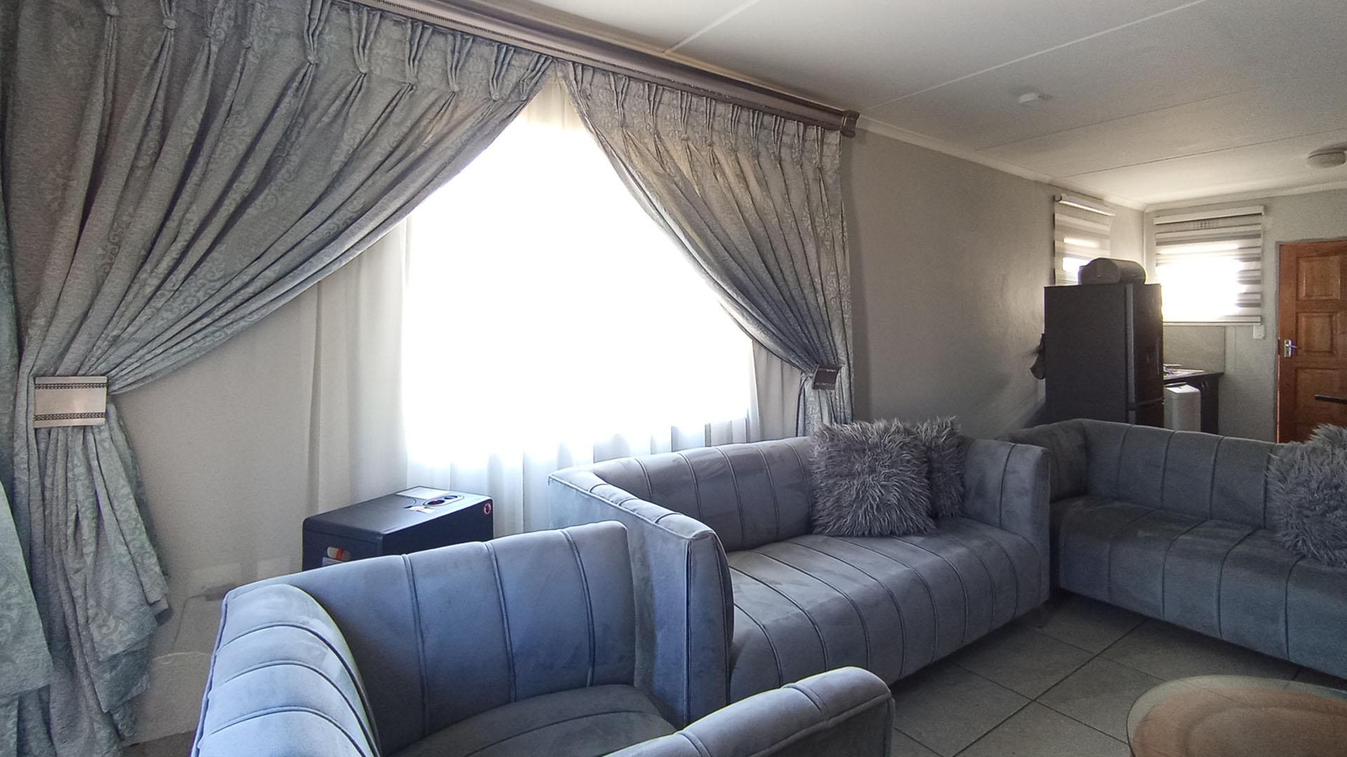 Lounges - 17 square meters of property in Andeon