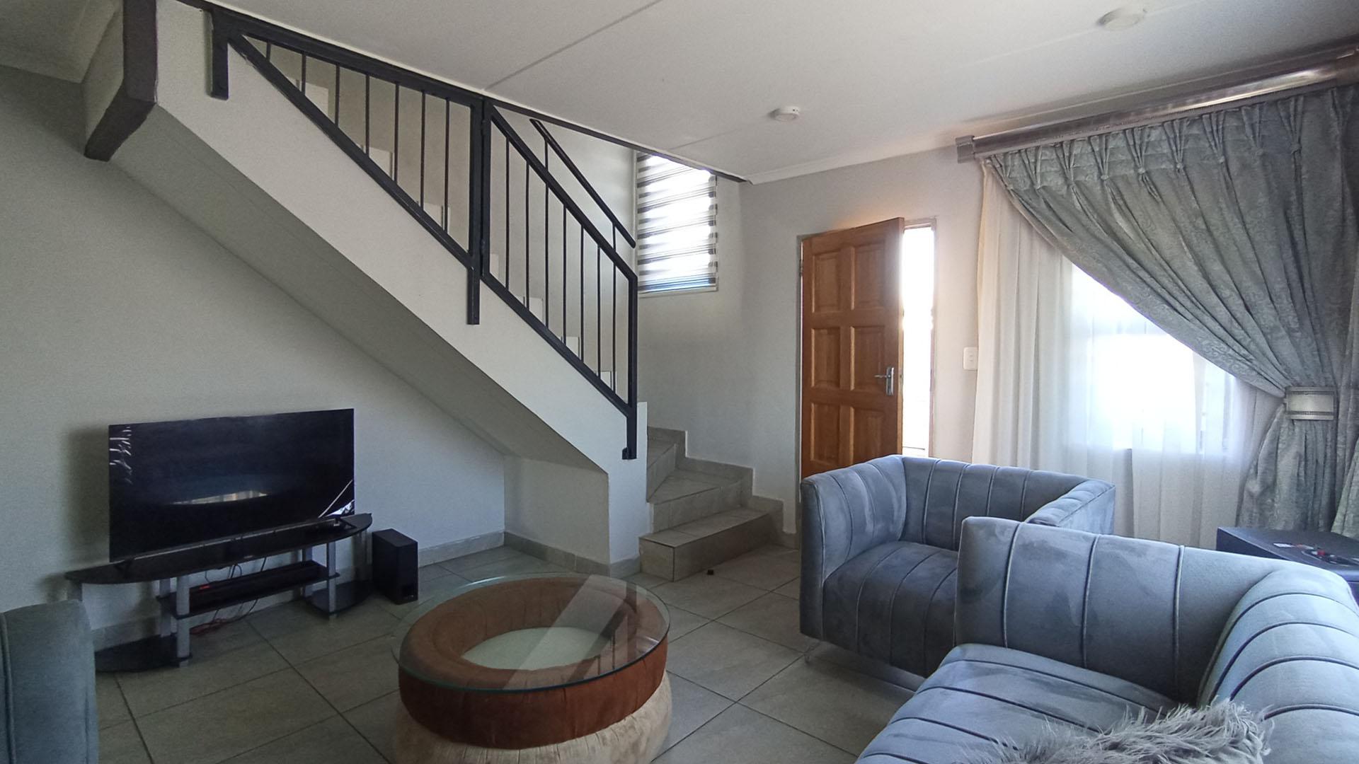 Lounges - 17 square meters of property in Andeon
