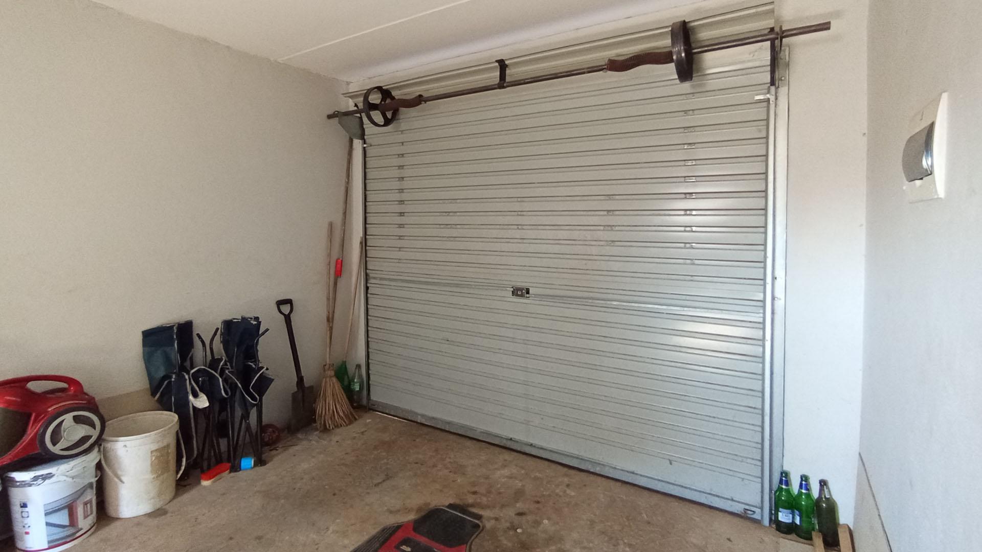 Garage - 23 square meters of property in Andeon